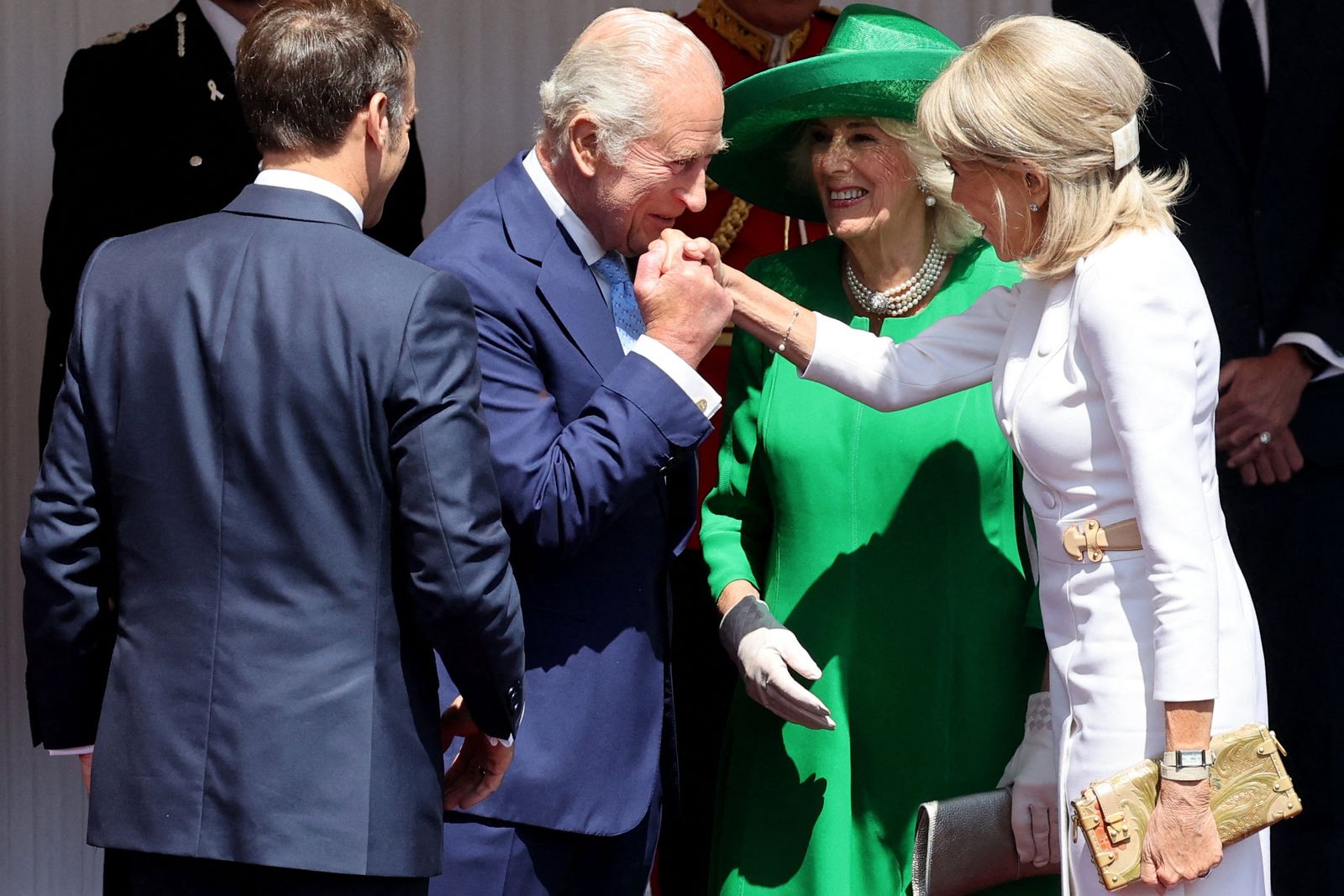 L'image peut contenir Charles Prince of Wales Eva Gabor Person Vêtements Gant Gant Adult CHAT ACCESSOIRES ET USE FORMEL