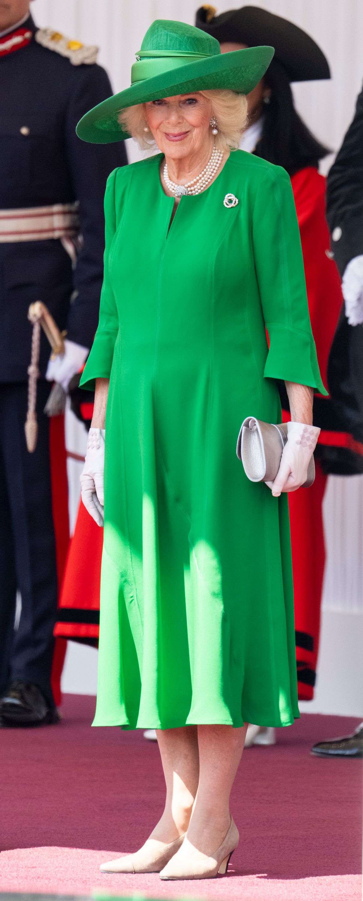 L'image peut contenir des vêtements pour adultes pour les chaussures de gants hauts