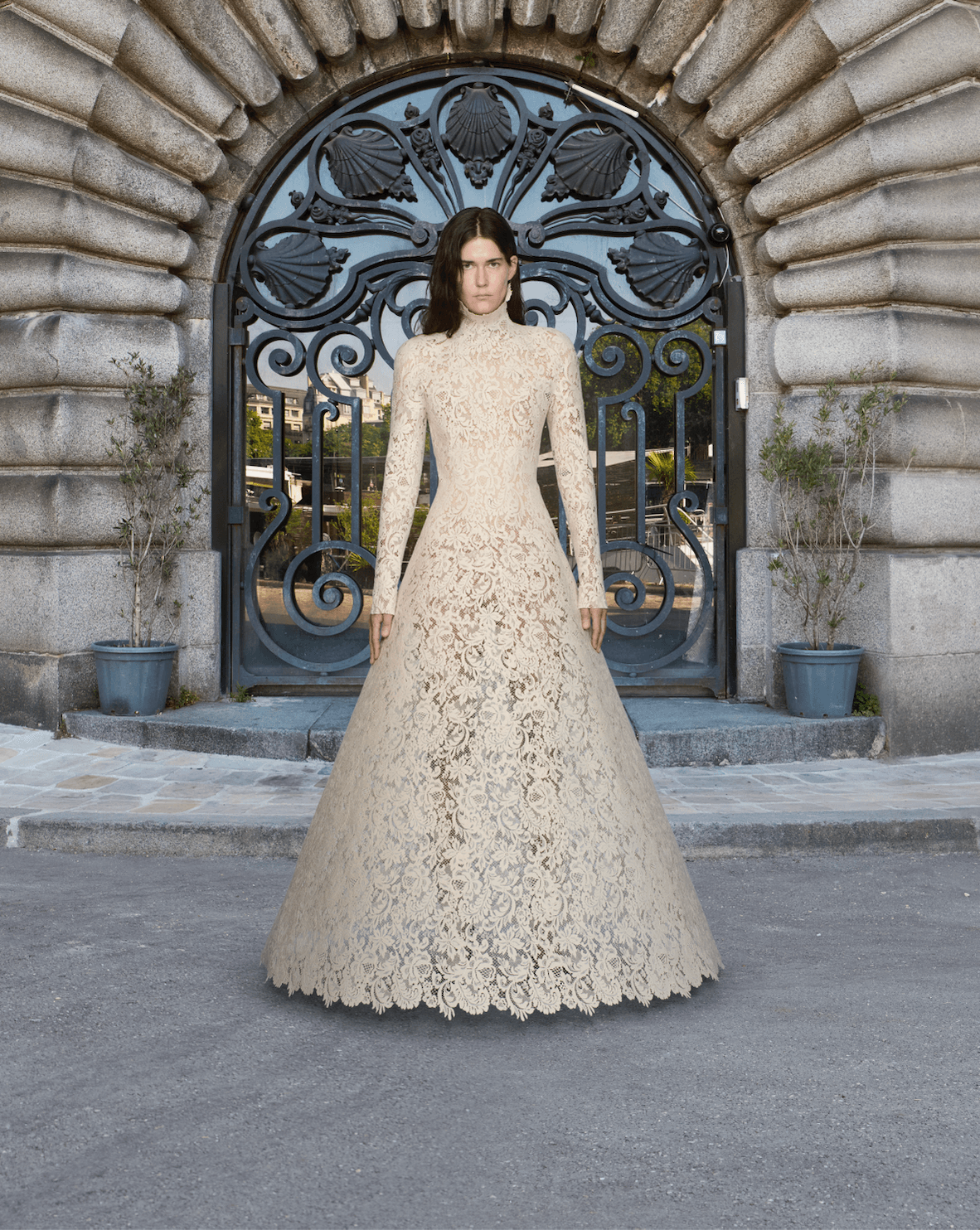 L'image peut contenir une robe de vêtements formelle robe de mode robe de mariée de mariage personne adulte et robe de soirée