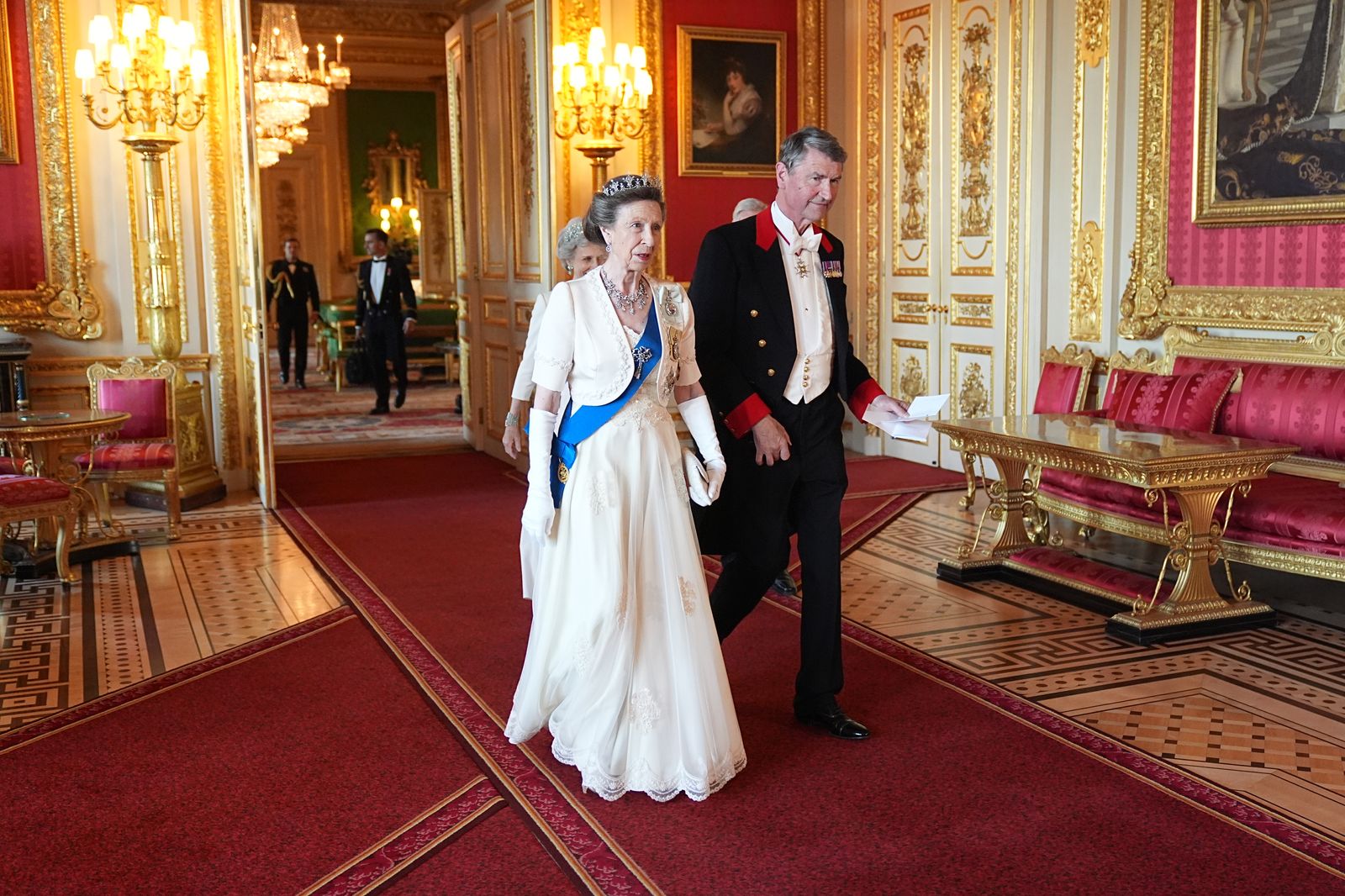 L'image peut contenir Anne Princess Royal Timothy Laurence Vêtements GLANT ART PEINTURE PERSONNE ADULT