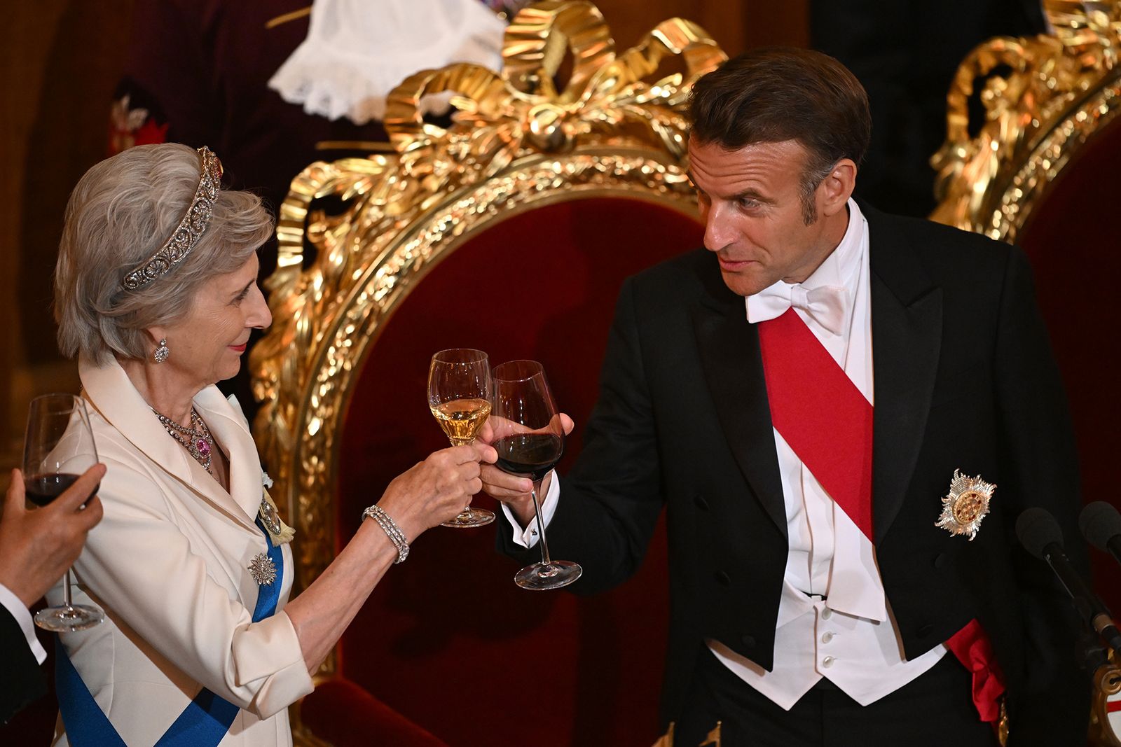 L'image peut contenir des accessoires Emmanuel Macron Bracelet Jewelry Personne adulte Dispositif électrique Microphone et mariage