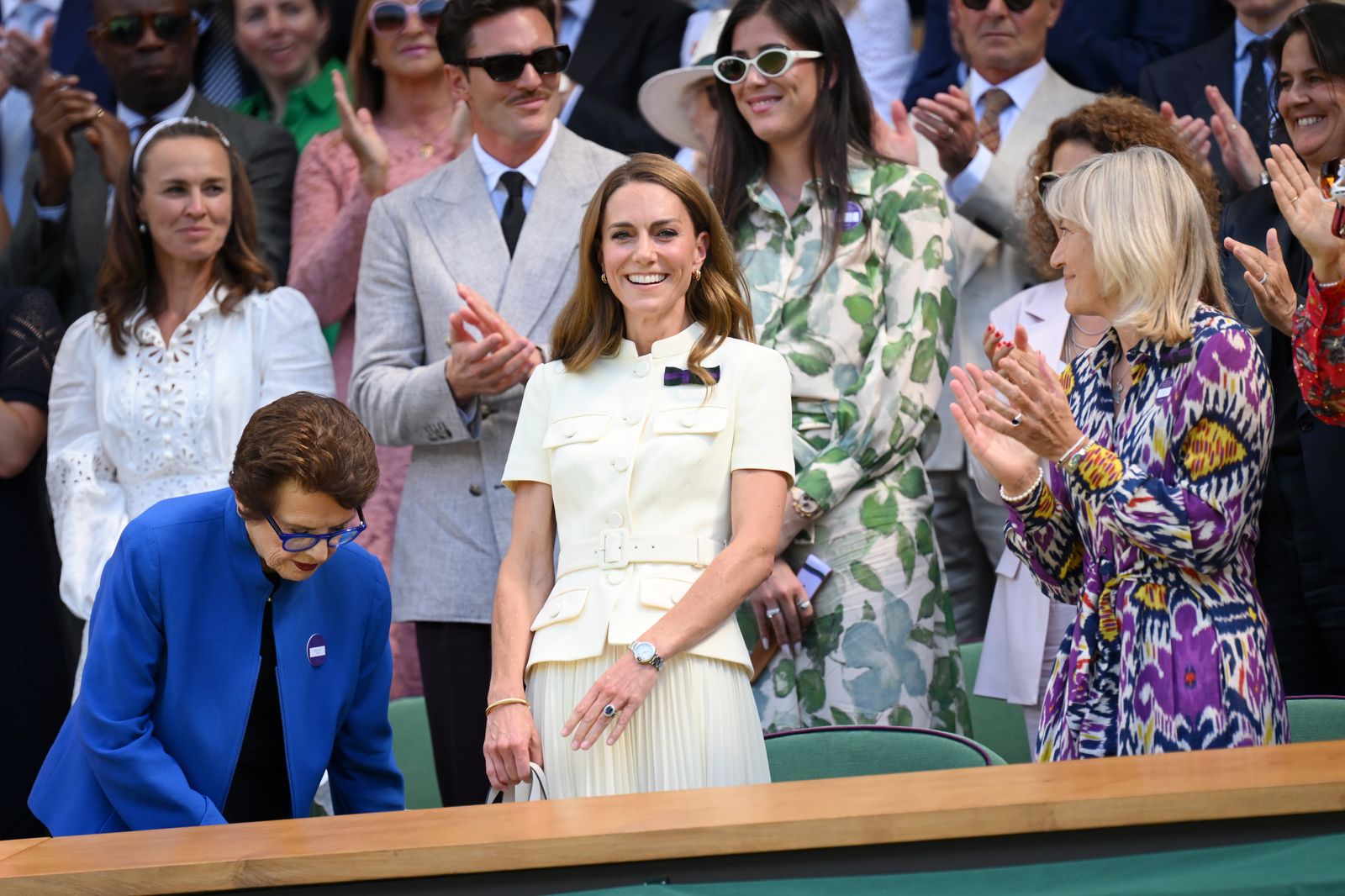 L'image peut contenir le garbiñe Muguruza Martina Hingis Clive Myrie Billie Jean King Conchita Martínez et accessoires