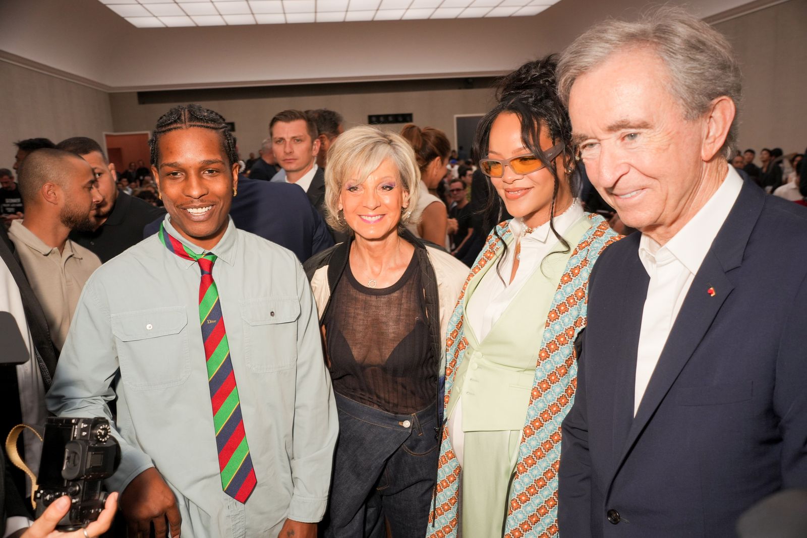 L'image peut contenir Bernard Arnault AAP Rocky Rihanna Terence Lee Blazer Clothing Coat et accessoires