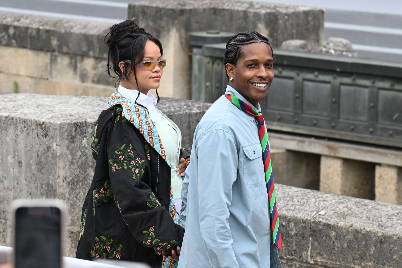 L'image peut contenir AAP Rocky Rihanna Personne adultes accessoires d'usure formelle Tie aux personnes étudiantes et lunettes