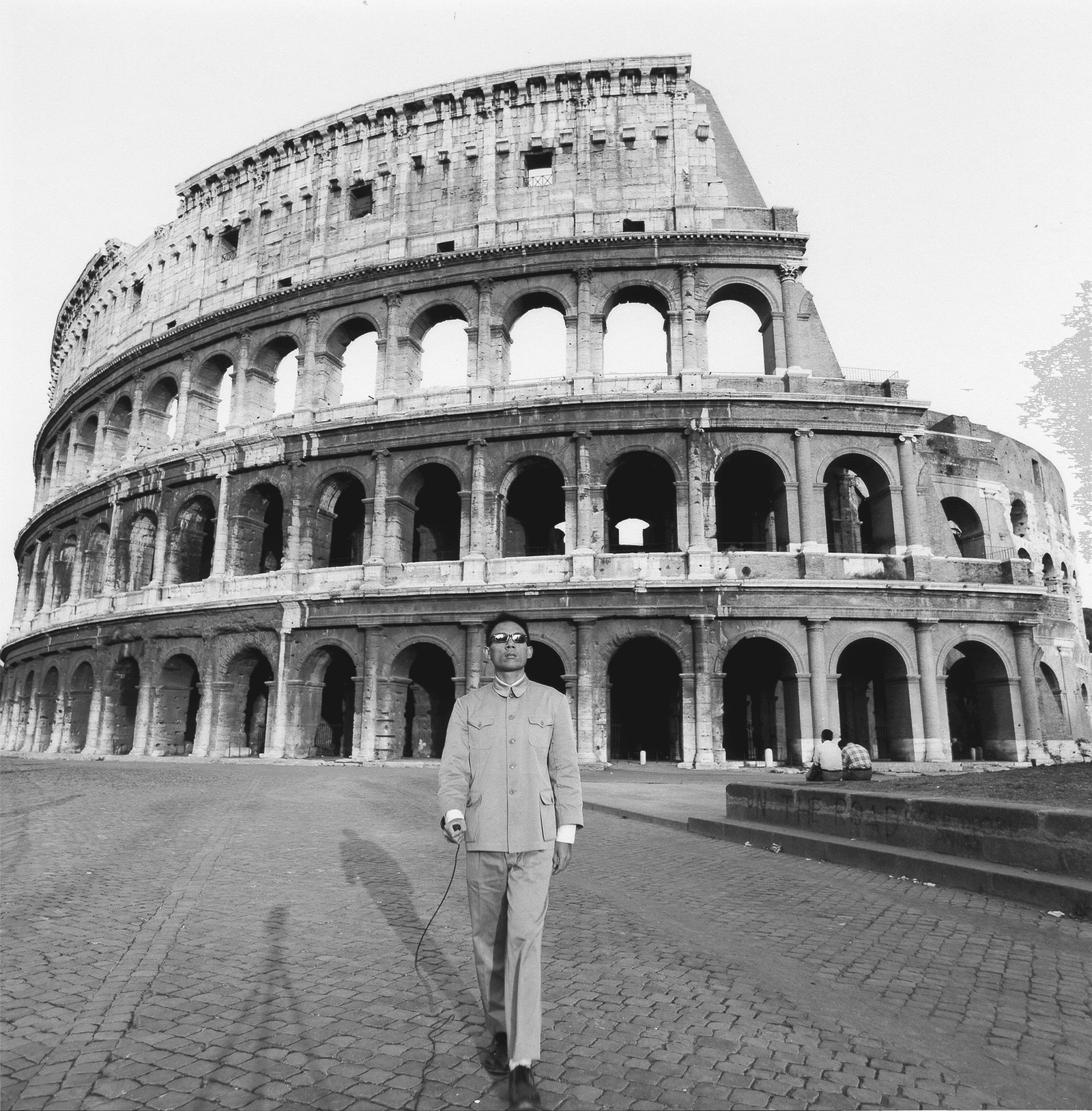 L'image peut contenir une architecture Bâtiment pour adultes de vêtements de vêtements de vêtements de chaussures de chaussures COLOSEUM ET LA PLACHEMENT