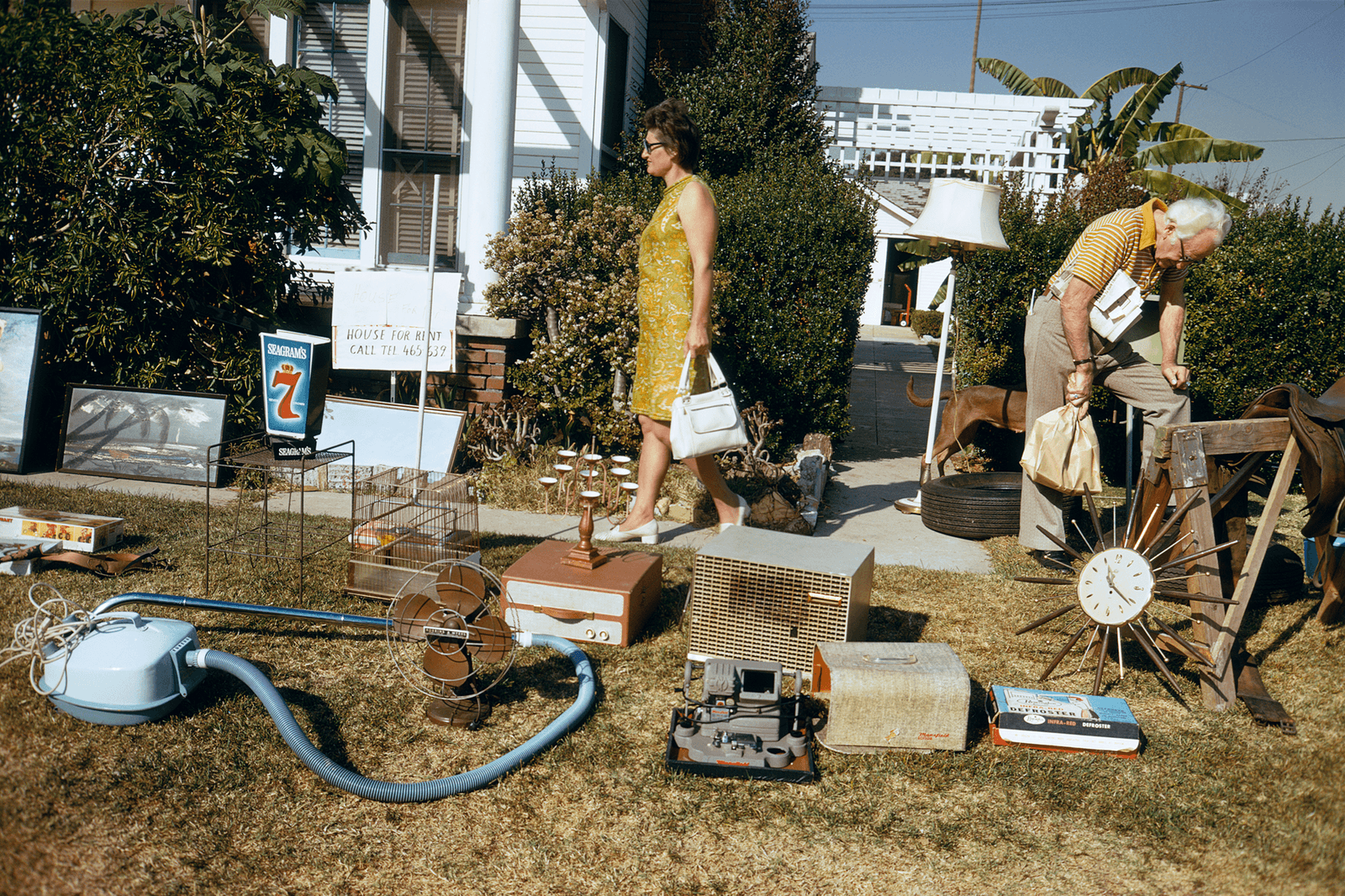 L'image peut contenir des vêtements de vêtements en contreplaqué en bois sac à main sac à main