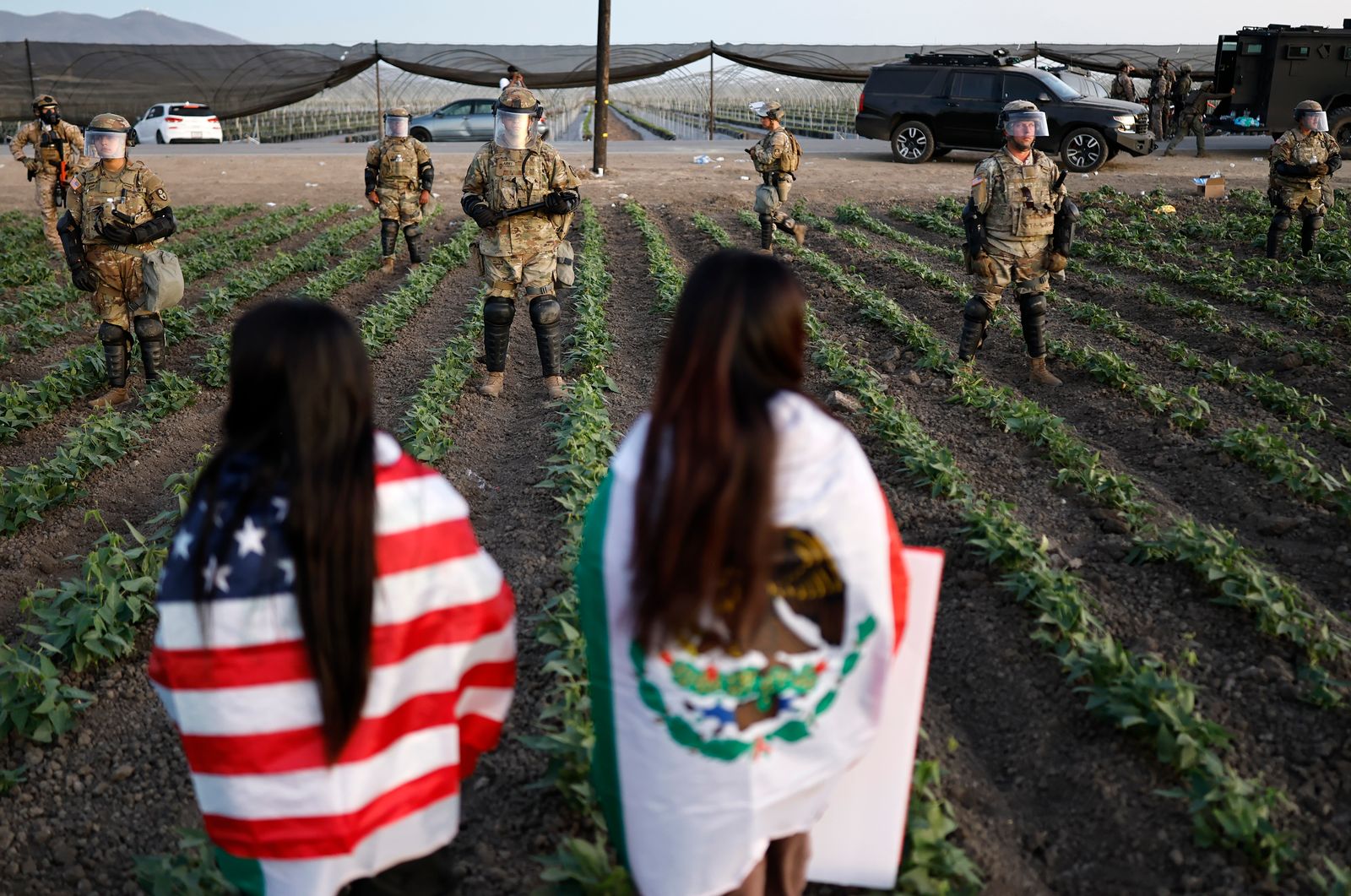 L'image peut contenir le casque Personne de transport de voiture adulte Vector Vêtements de chaussures de chaussures de guerre et d'arme à feu