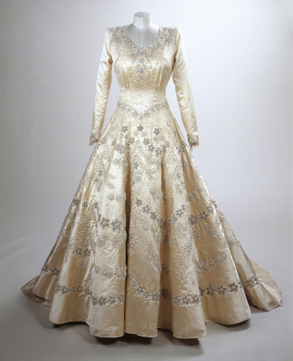 La Robe de Marie de la Reine Elizabeth II de 1947 Signe Norman Hartnell.
