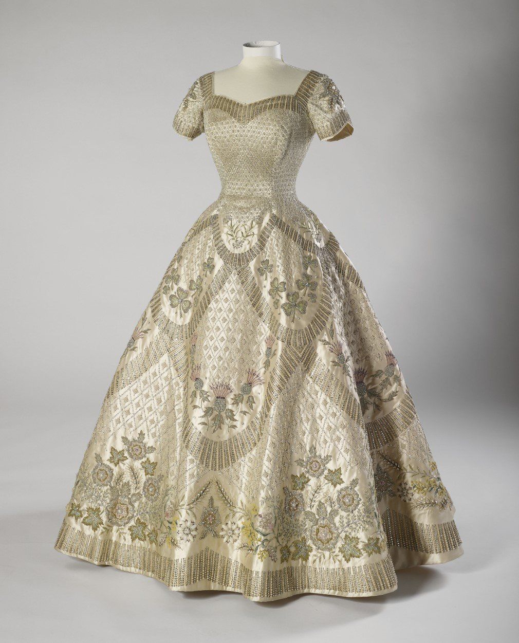 La Robe de Couronna de la Reine Elizabeth II Signe Norman Hartnell.