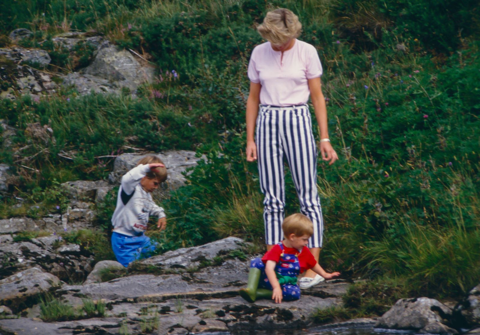 Princesse Diana avec le prince William et le prince Harry à Balmoral en août 1987