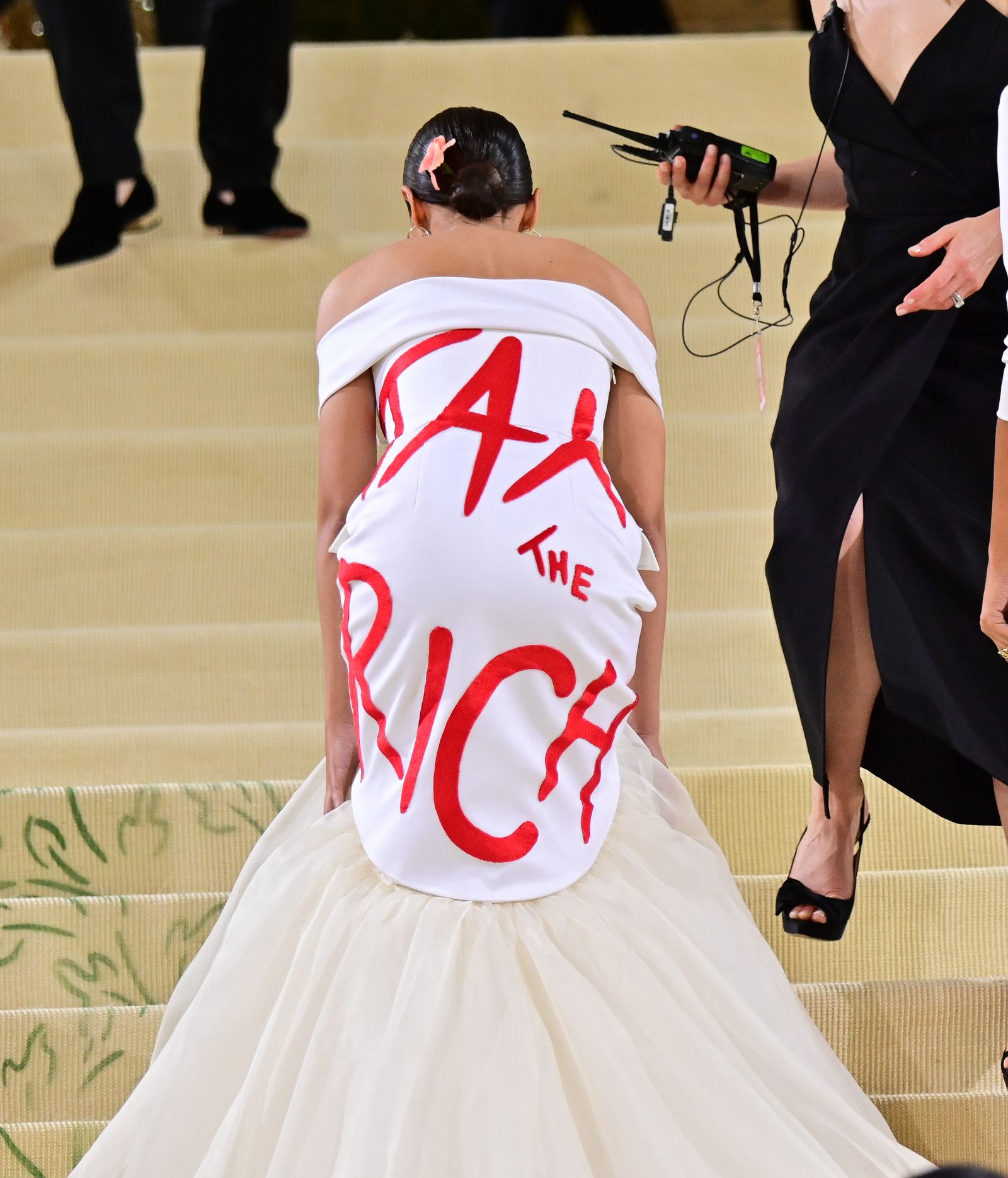 L'image peut contenir la robe de vêtements de la mode de tenue formelle formelle robe de mariée de mariée