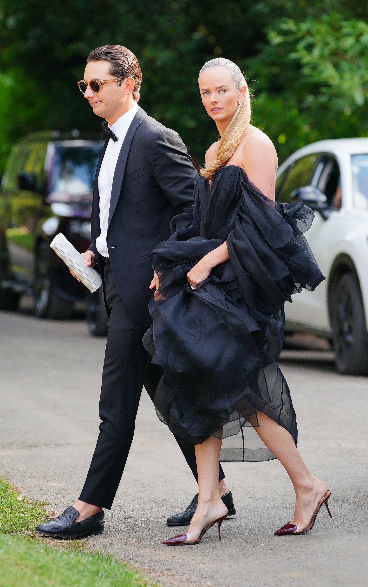 L'image peut contenir des chaussures de chaussures de vêtements de vêtements Alex Chambers