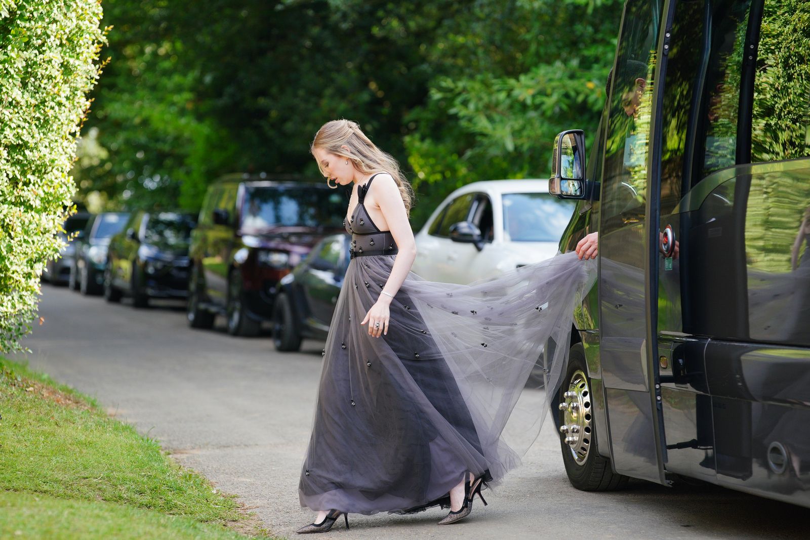 L'image peut contenir des vêtements de vêtements hauts chaussures à talons adultes