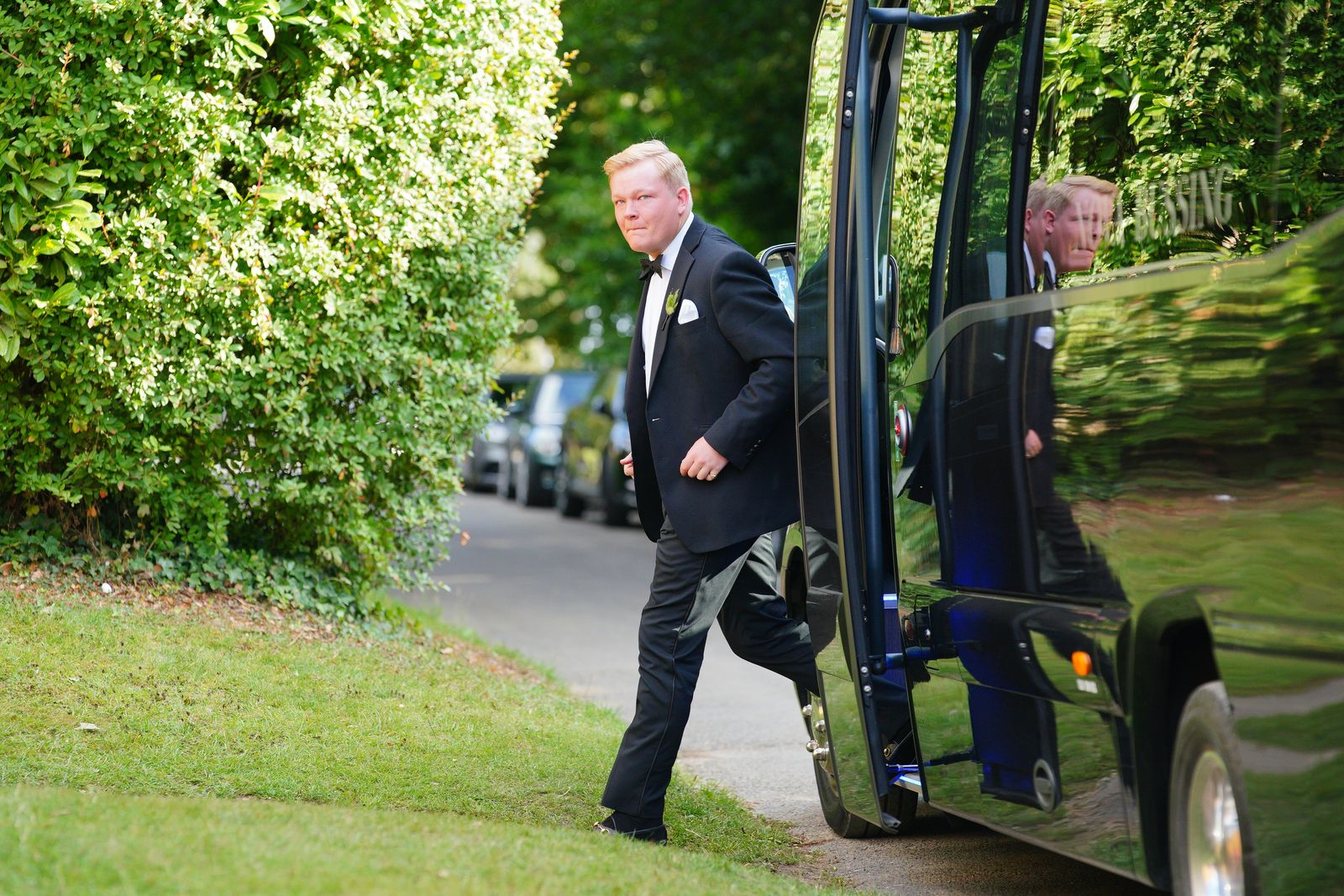 L'image peut contenir Corey Harrison Adulte Person Vêtements Footwear Shoe Walking Accessoires d'usure formelle Tie et voiture