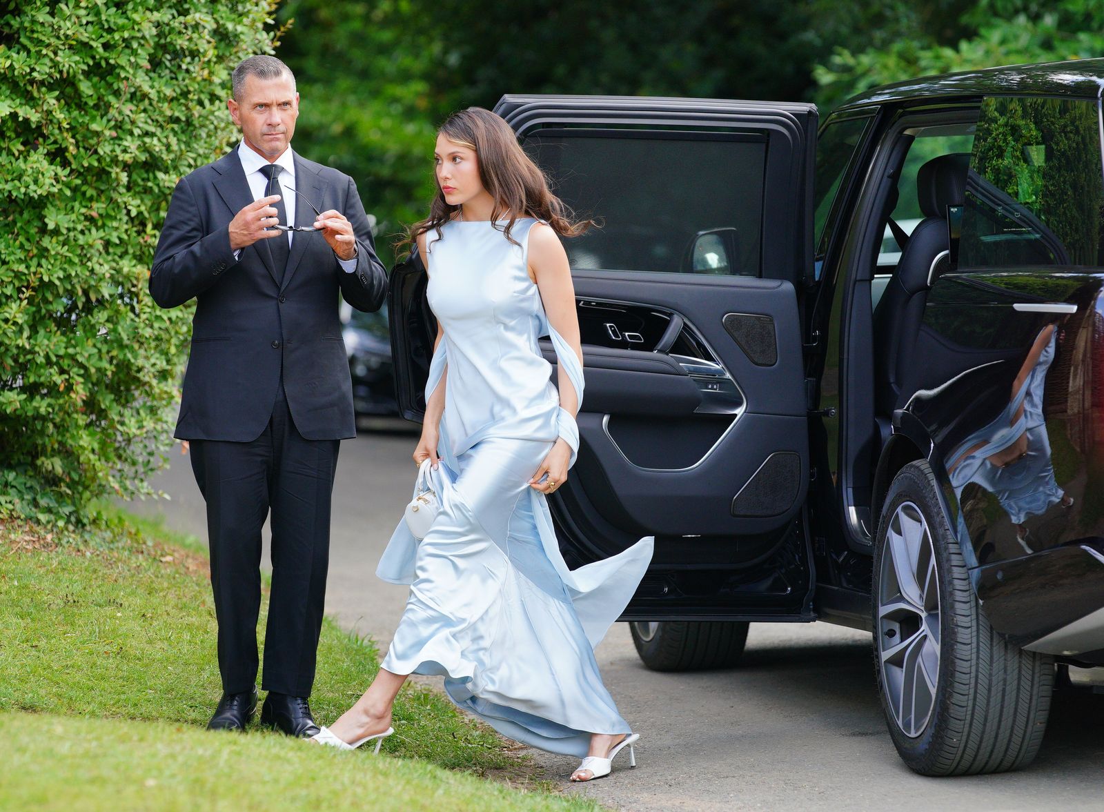 L'image peut contenir Billy Montana Clothing Footwear High Heel talon Person adulte Person d'usure formelle et voiture