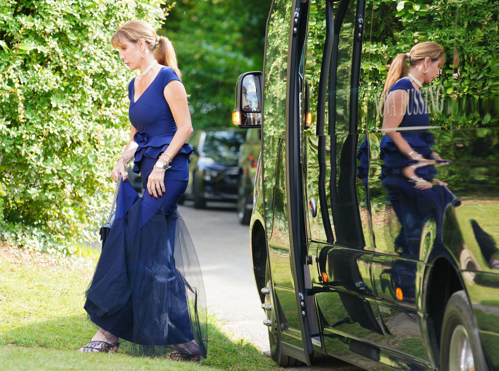 L'image peut contenir Marisa Sannia Vêtements Dress Personne ACCESSOIRES ADTÉRIEURS Collier de bijoux Usure et voiture
