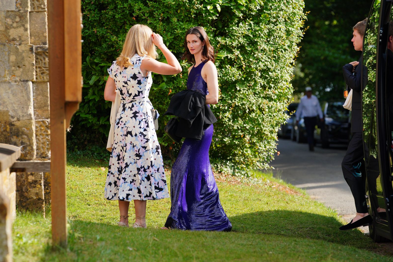 L'image peut contenir une robe de vêtements en peluche williams usure formelle robe de soirée de plante d'herbe Personne adulte et chaussures