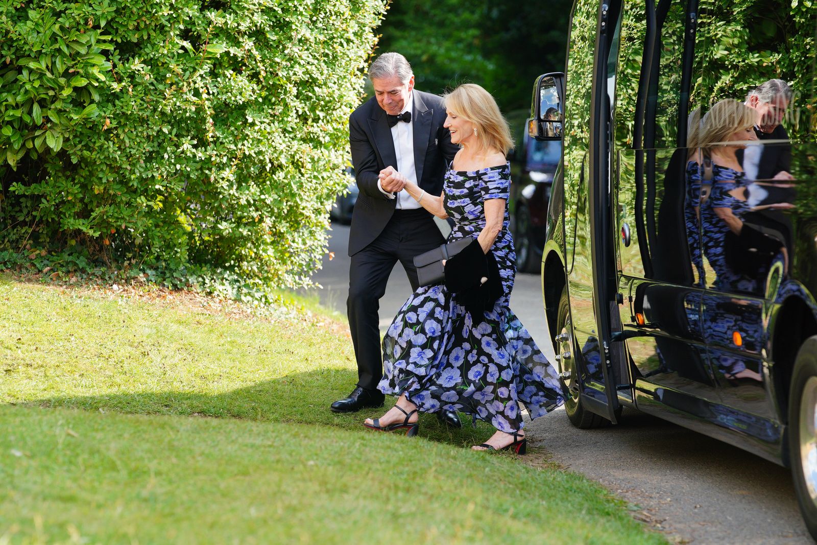 L'image peut contenir des vêtements de chaussures de chaussures hautes talons adultes accessoires d'usure formelle