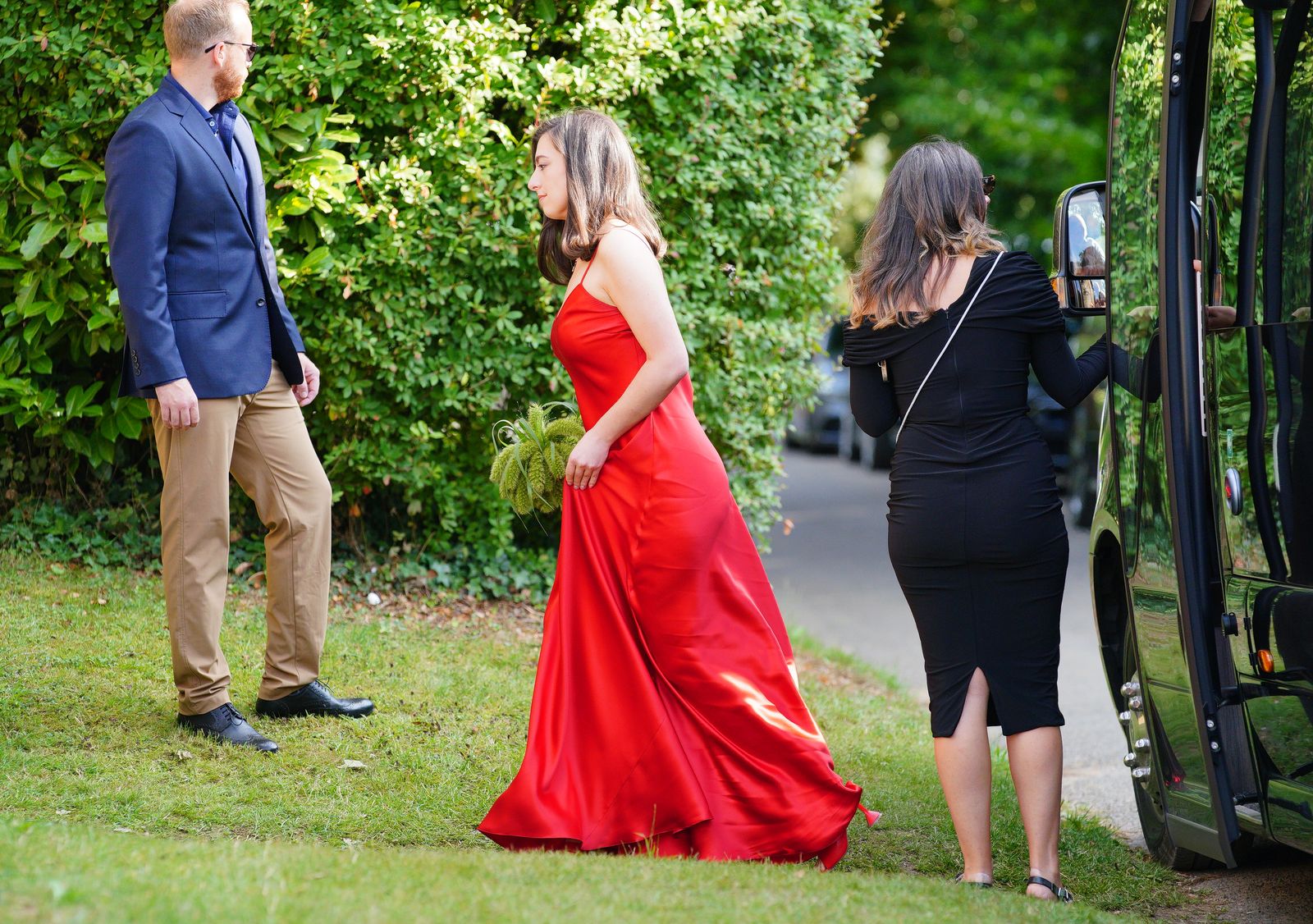 L'image peut contenir des vêtements de vêtements pour adultes Personnes de chaussures chaussures formelles