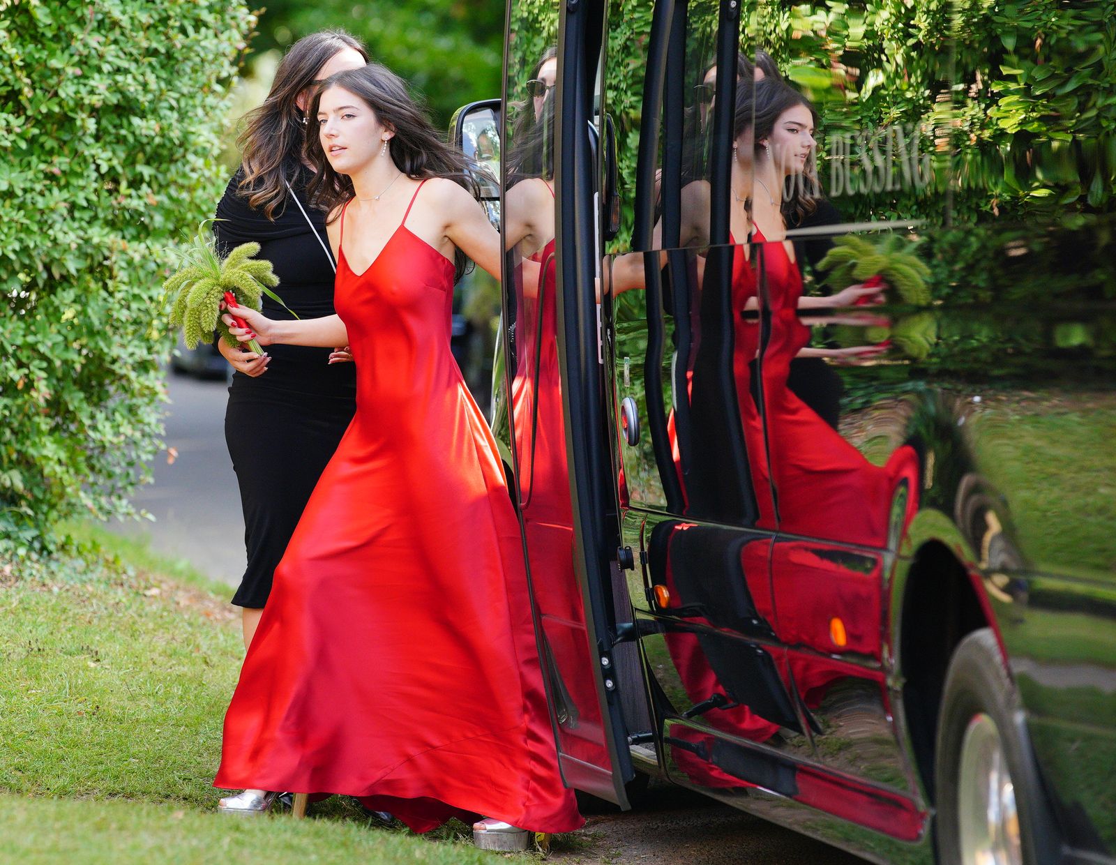 L'image peut contenir une robe de vêtements tenue formelle Personne adulte robe de chaussures de chaussures de chaussures et accessoires