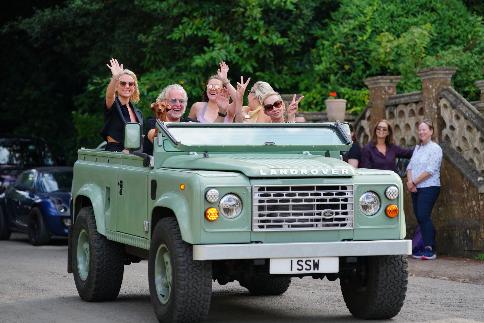 L'image peut contenir Kimberley Garner Iris Dement Personne adulte Accessoires Verres Transport et véhicule