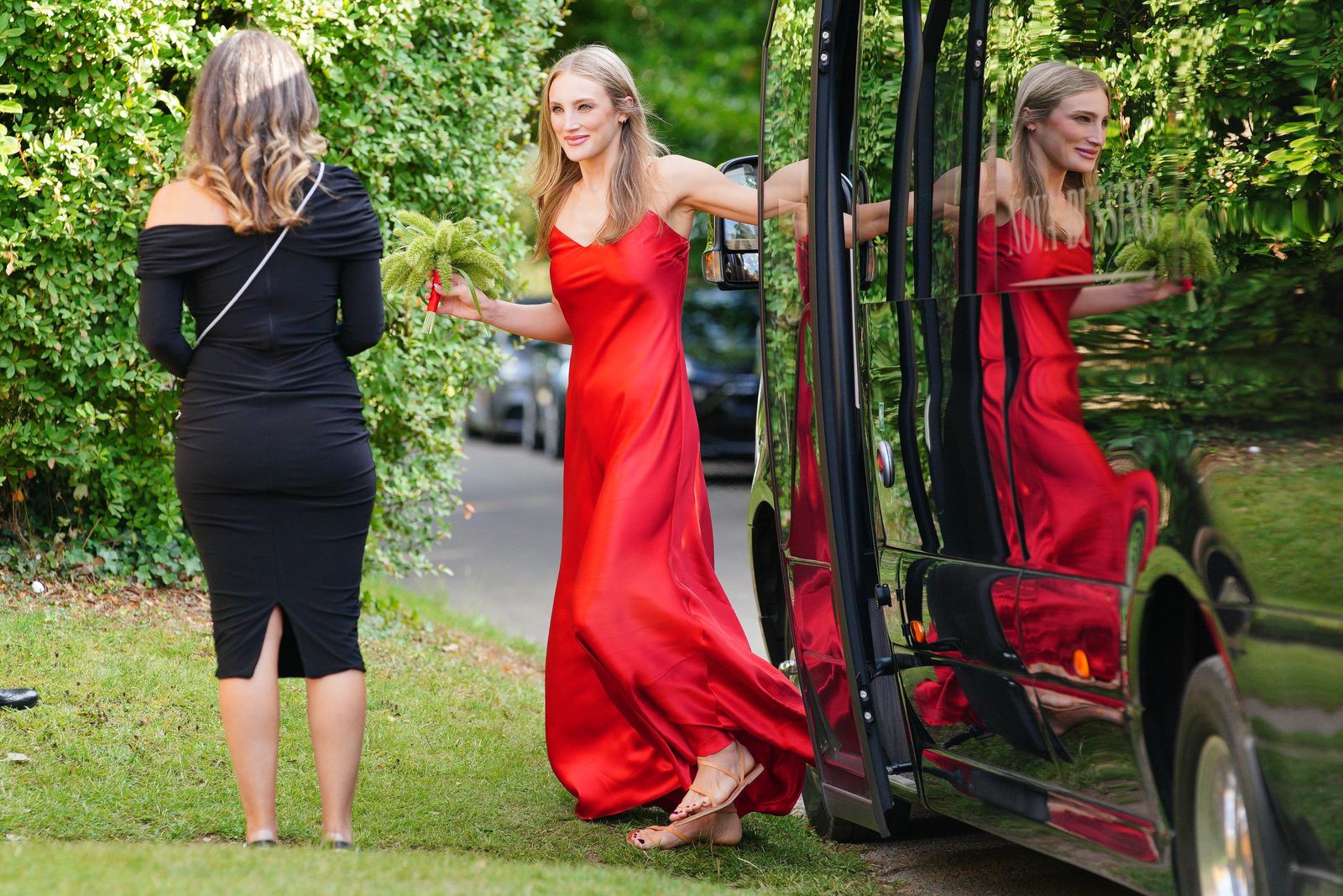 L'image peut contenir des vêtements adultes habillage de voiture transport de voiture