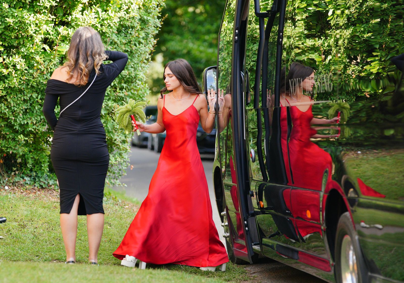 L'image peut contenir la robe de vêtements Tamannaah bhatia Personne adulte des chaussures de chaussures électroniques et un talon haut