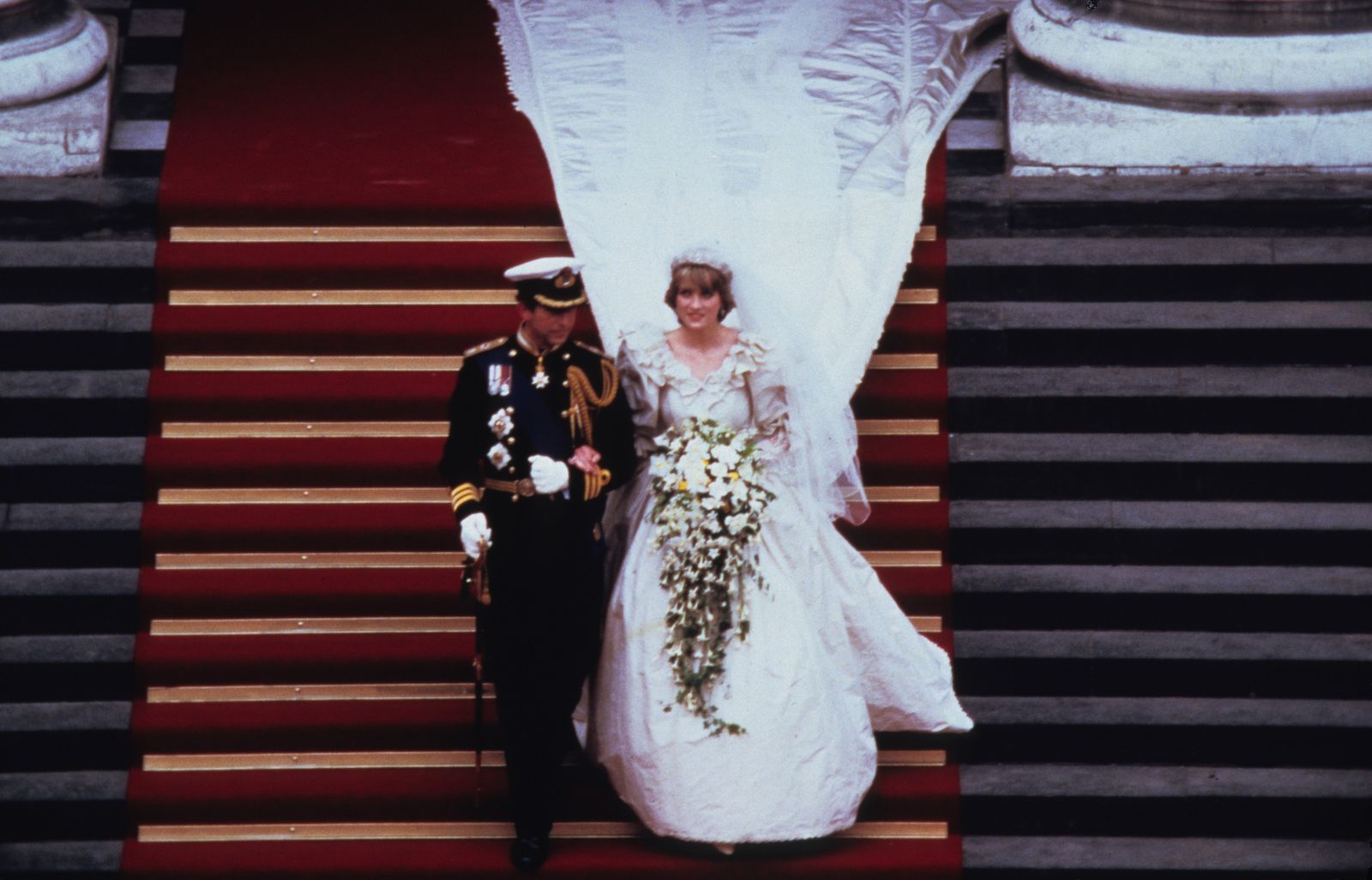 L'image peut contenir Diana princesse de Pays de Galles Gant Gant Personne adulte Chatte de mariage Robe de chaussures et mode