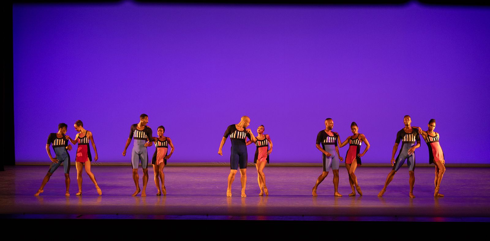 L'image peut contenir des activités de danse et de loisirs de personne de performance de groupe