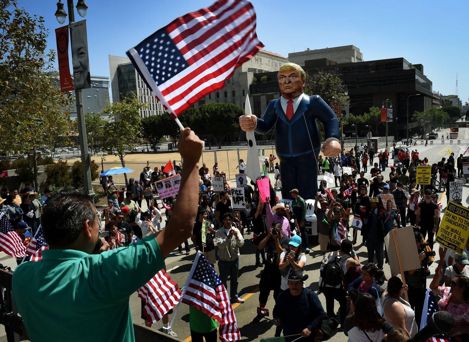 L'image peut contenir Malavat Poorna Jason Worilds Ken Stabler Christian Jones Personne Personne Flag Adult and Clothing