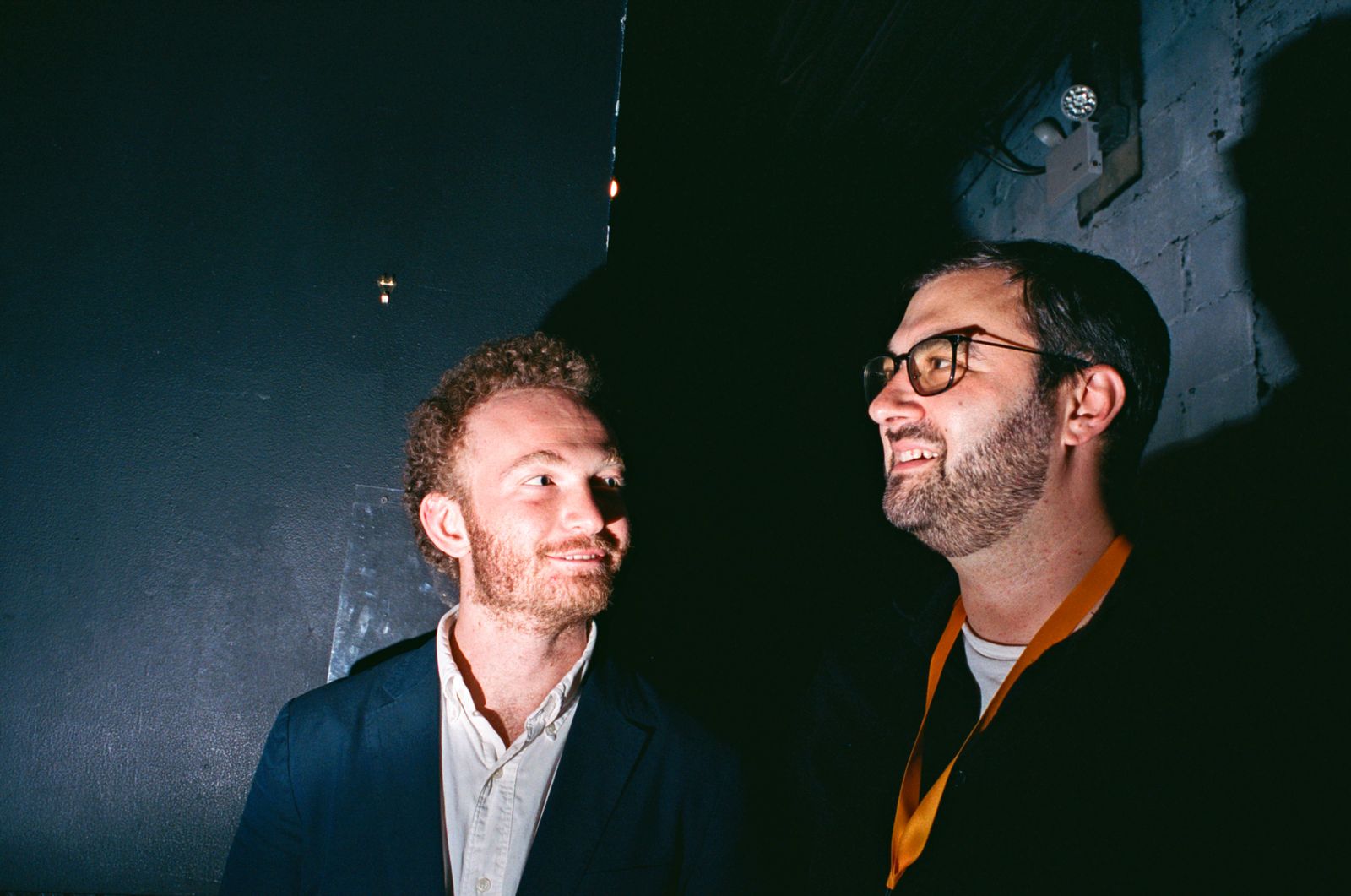 L'image peut contenir le visage de la tête de la tête de la tête de la tête de portrait mouche à veste de veste de blazer accessoires et verres