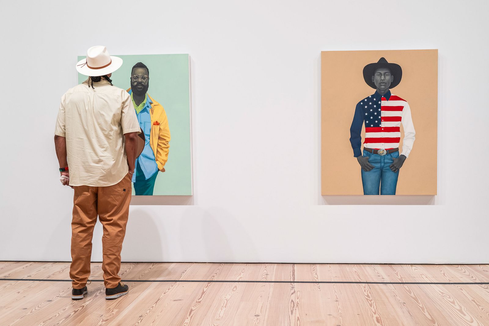 La pièce où elle se produit: Amy Sherald apporte Broadway au Whitney L'image peut contenir des vêtements delgado junior gant accessoires pour adultes accessoires de chaussures de chaussures de ceinture et art