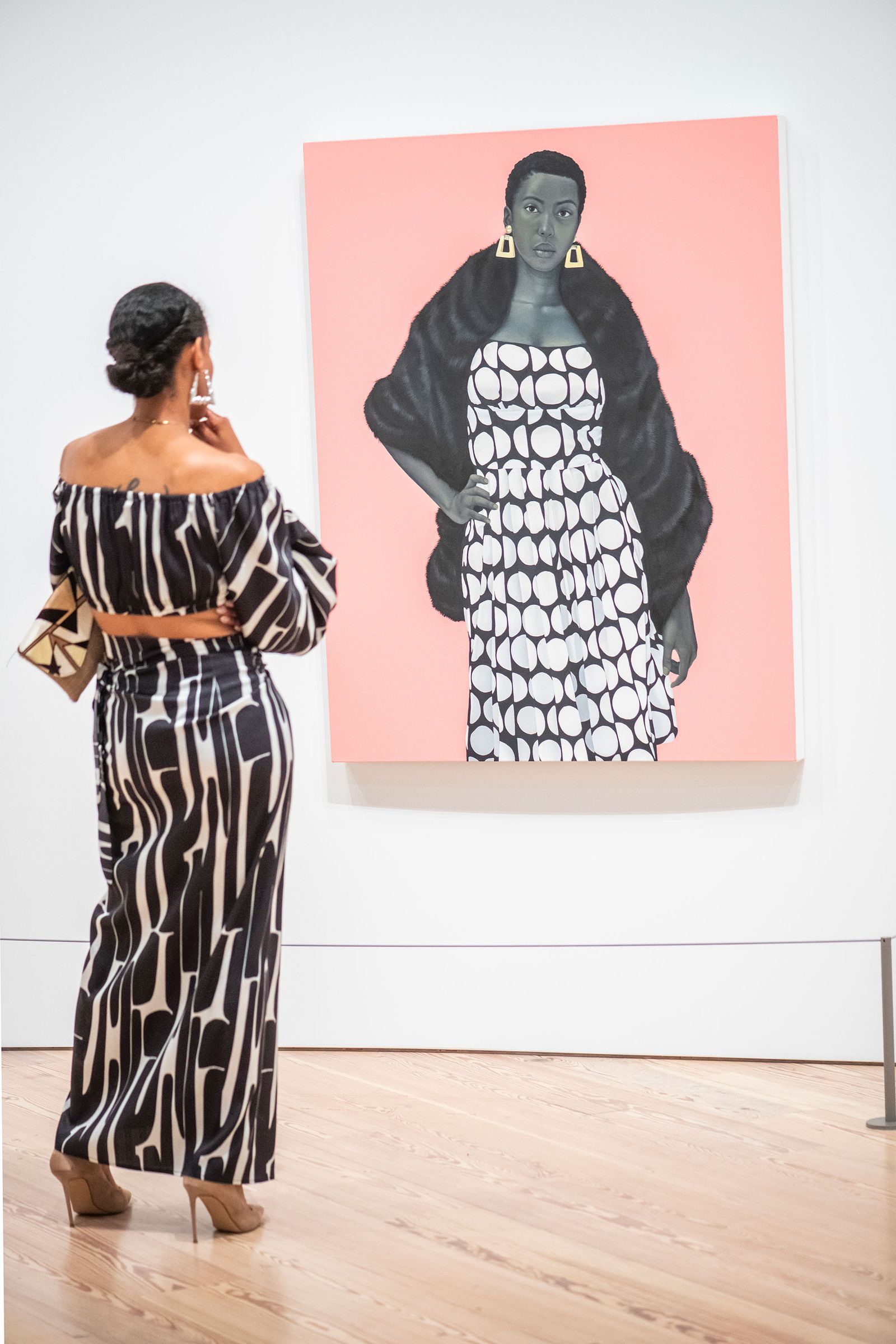 La pièce où elle se produit: Amy Sherald apporte Broadway au Whitney L'image peut contenir une robe de vêtements de la mode pour adultes chaussures de chaussures à talons hauts accessoires art accessoires et sac à main