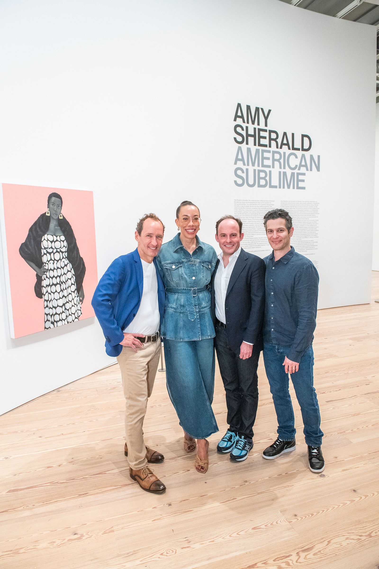 La pièce où elle se produit: Amy Sherald apporte Broadway au Whitney L'image peut contenir le vendeur de Jeffrey Thomas Kail Dana Dawson John Bowler Pantalon de vêtements de groupe Personne et chaussures