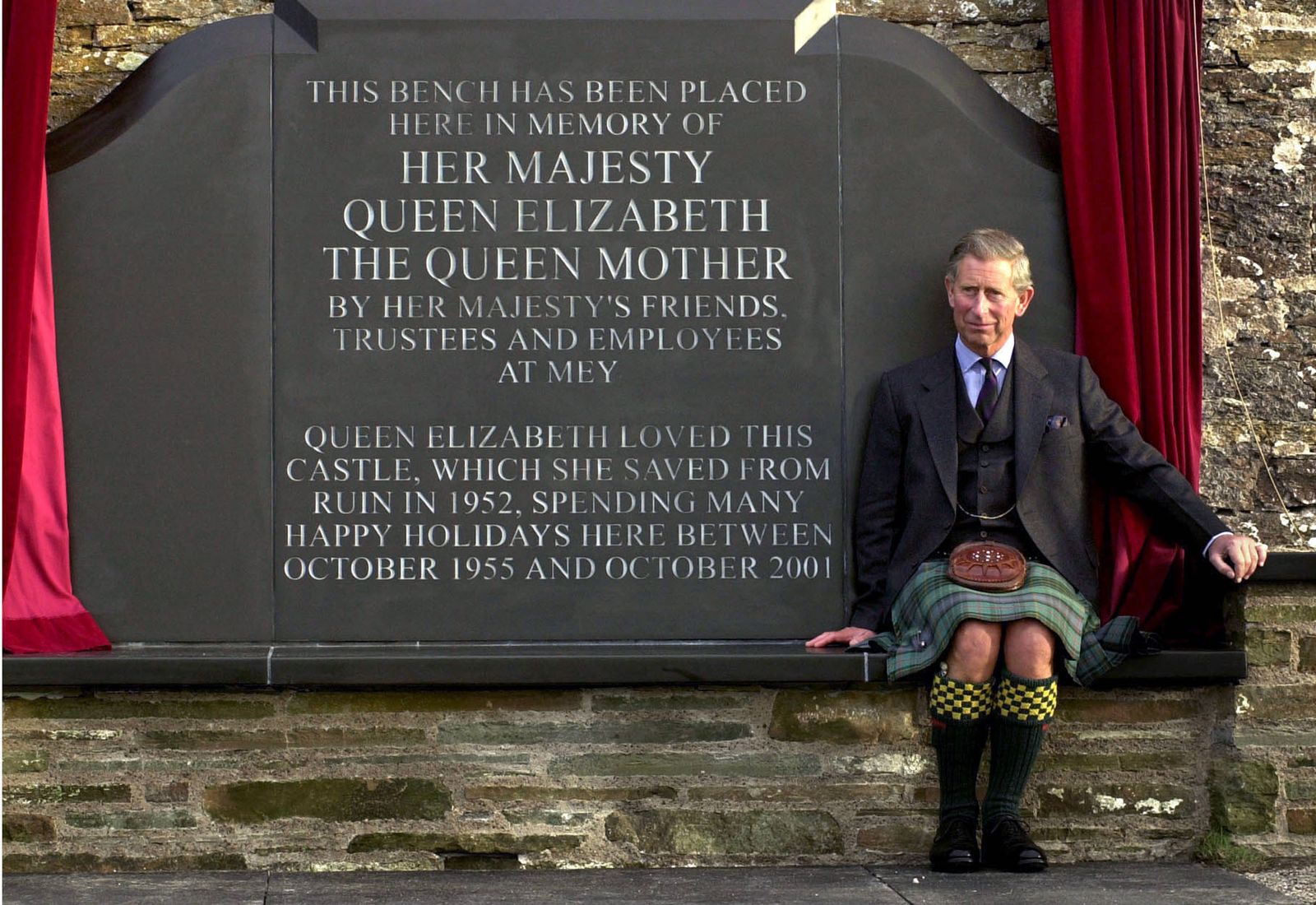 L'image peut contenir Charles Prince of Wales Vêtements Jupe Adulte Person Adult Accessories Sac à main et tartan