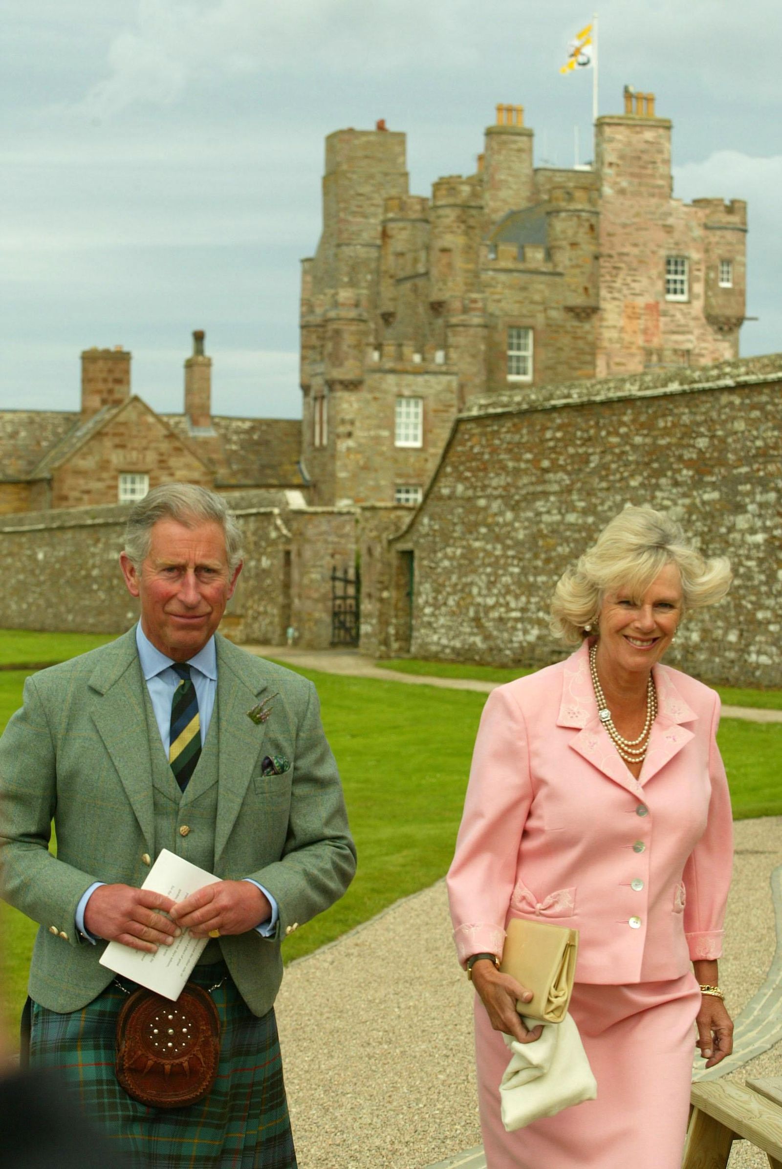 L'image peut contenir des accessoires de jupe de vêtements Charles Prince of Wales