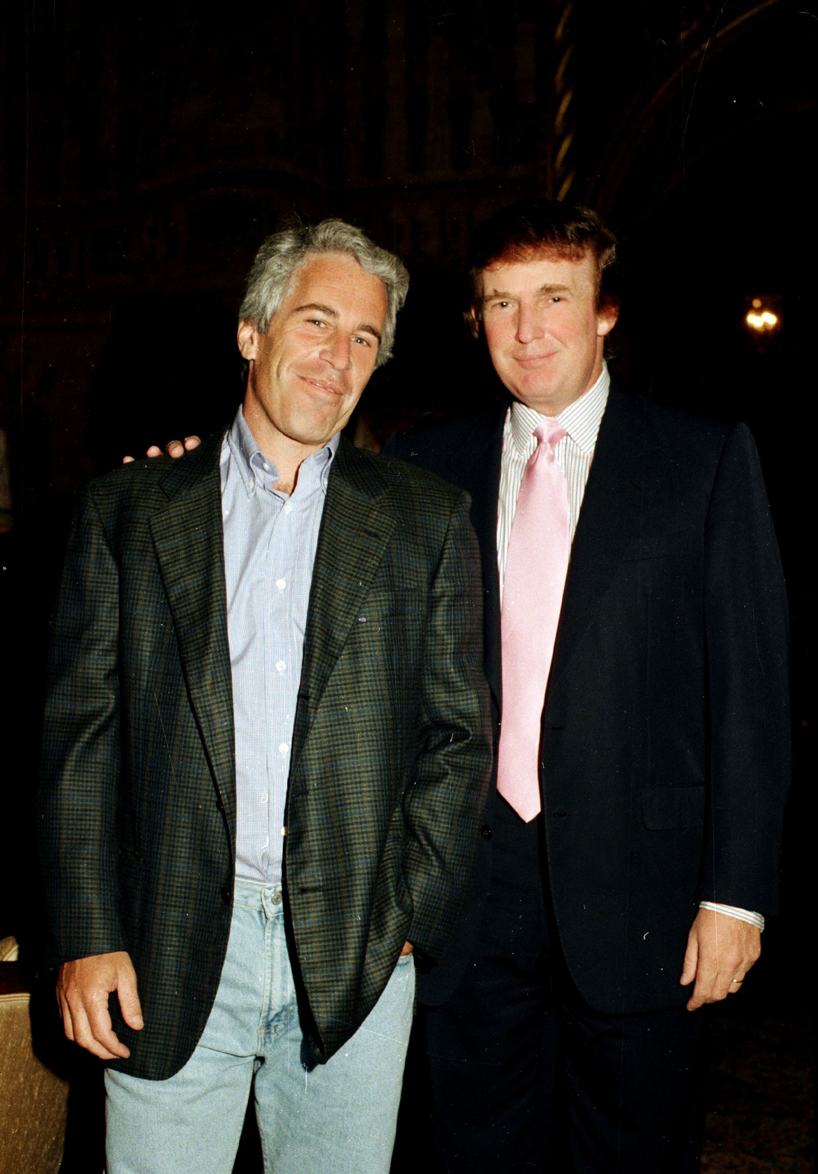 L'image peut contenir Jeffrey Epstein Donald Trump Blazer Vêtements de vêtements Pantalons Jacket Accessoires