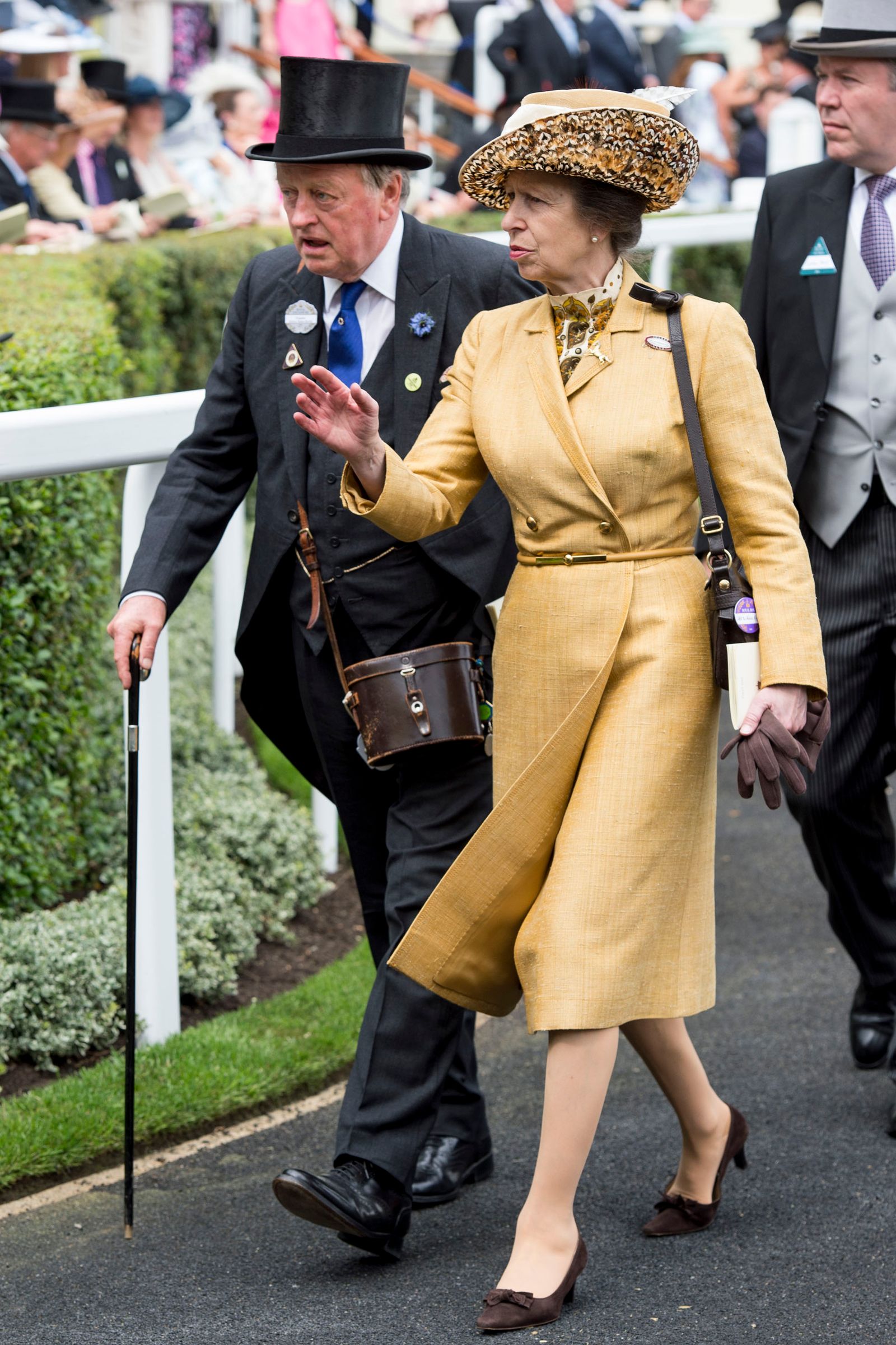 L'image peut contenir Andrew Parker Bowles Anne Princess Royal Royal Wayne Duvall Personne Vêtements Footwear Talon et chaussure
