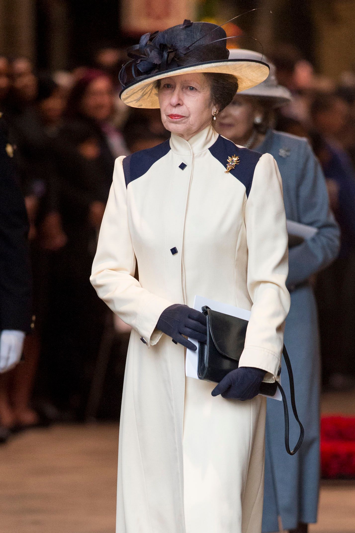 L'image peut contenir Anne Princess Royal Person Vêtements Glove Glove Footwear Adult Footwear High Heel Shoe ACCESSOIRES ET BAG