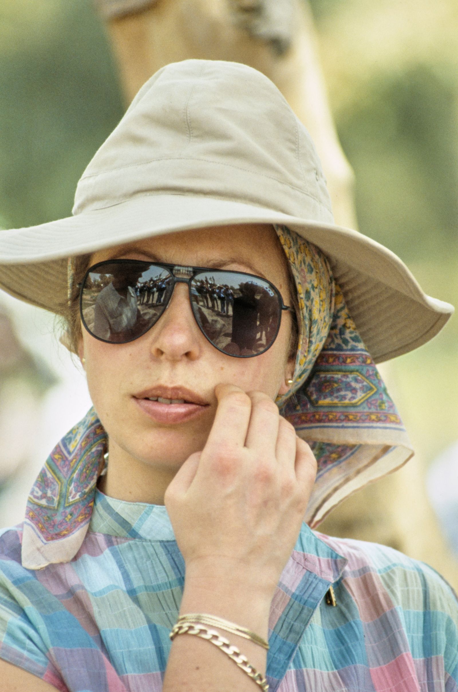 L'image peut contenir Anne Princess Royal Clothing Hat Accessoires Lunettes de soleil Lunets de chapeau de soleil Personne et visage adultes