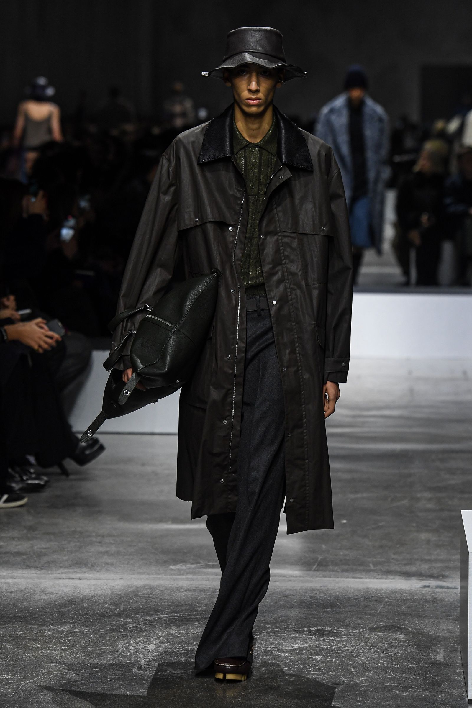 L'image peut contenir Josh Boyce Vêtements Mode Fashion Adult Person Person accessoires Sac à main ceinture et chapeau