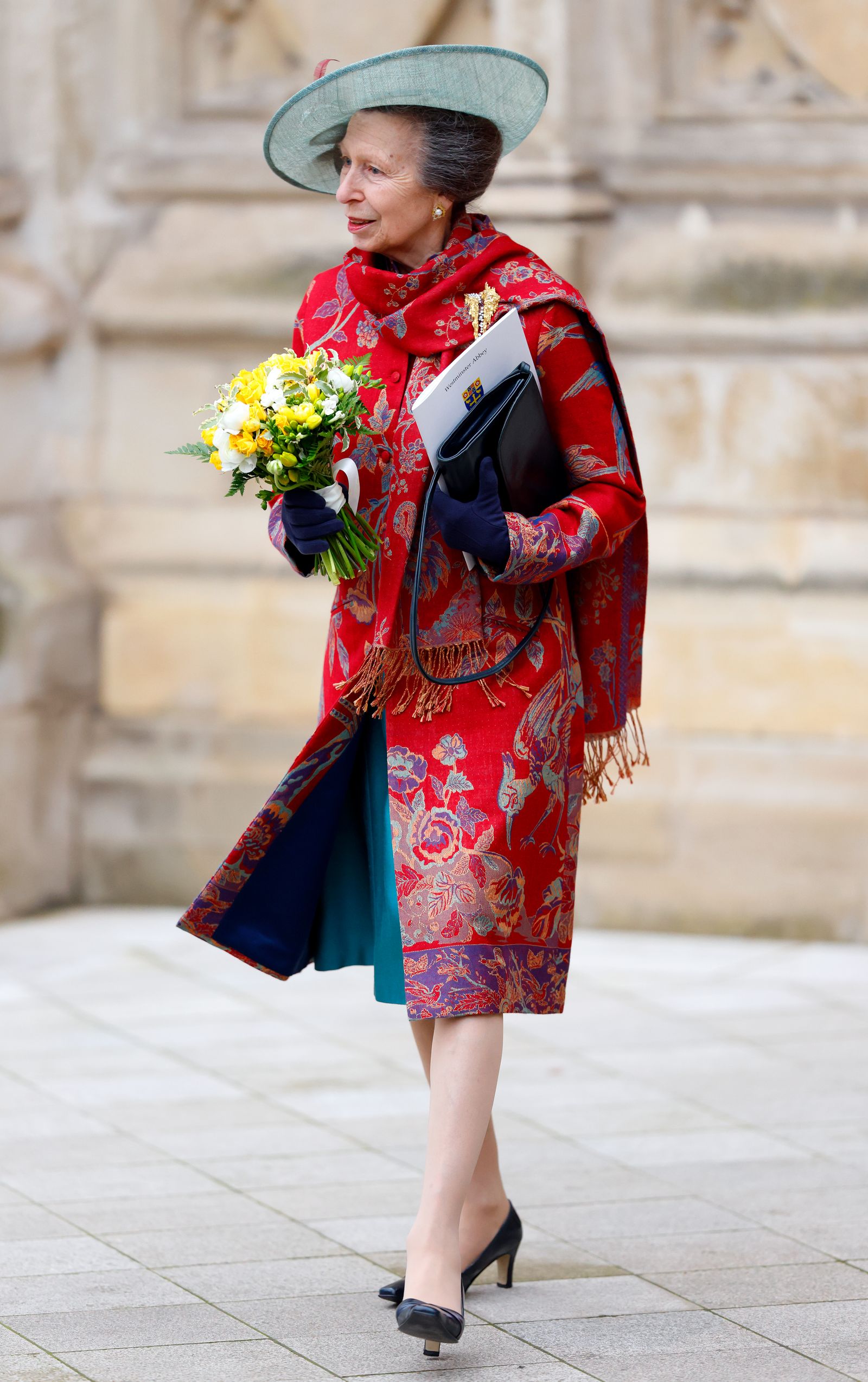 L'image peut contenir Anne Princess Royal Person Adulte Flower Arrangement Flower Plant Plant Flower Bouquet and Clothing