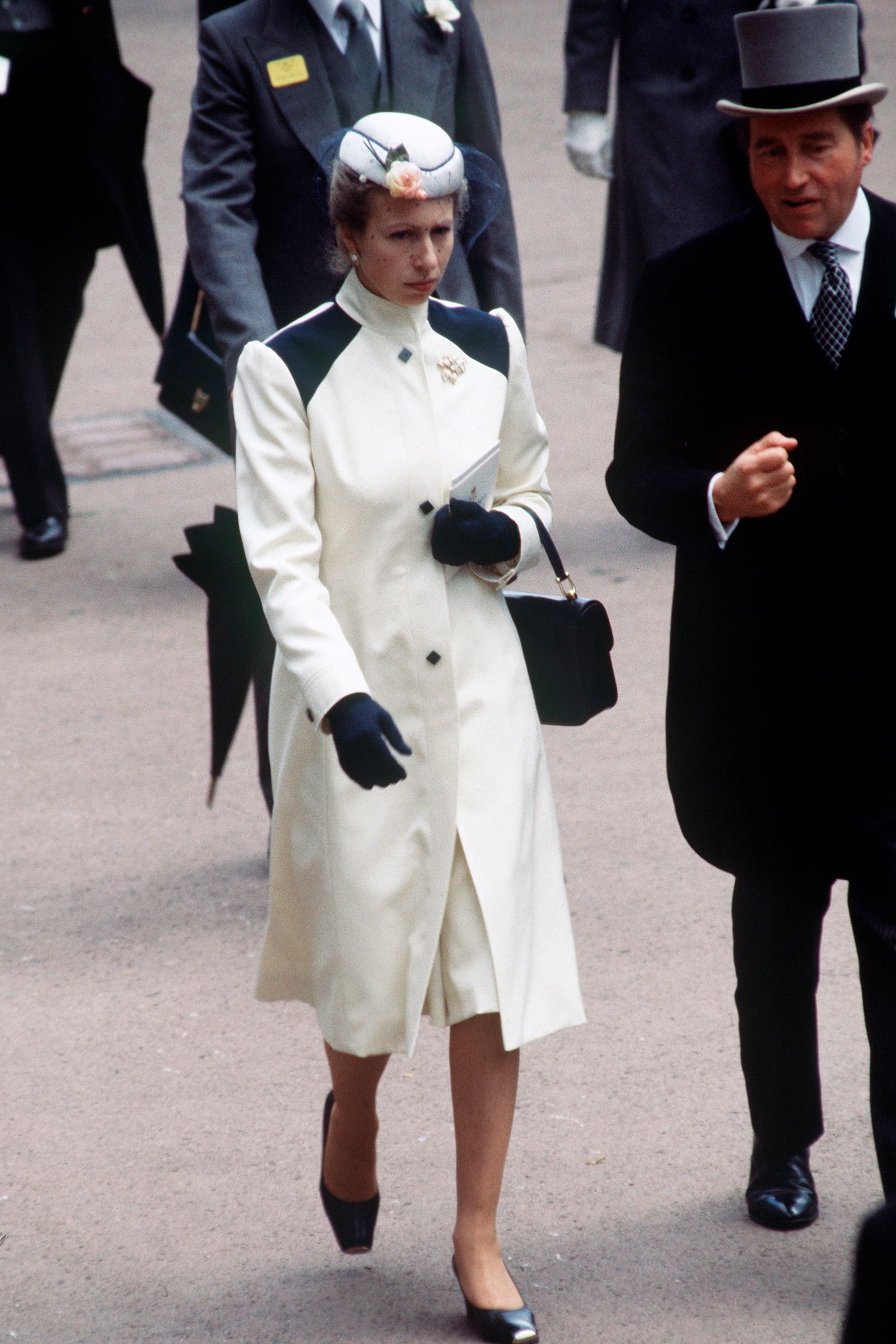 L'image peut contenir Anne Princess Royal Person Vêtements Gants chaussures High Heel Shoe Accessories Sac et sac à main