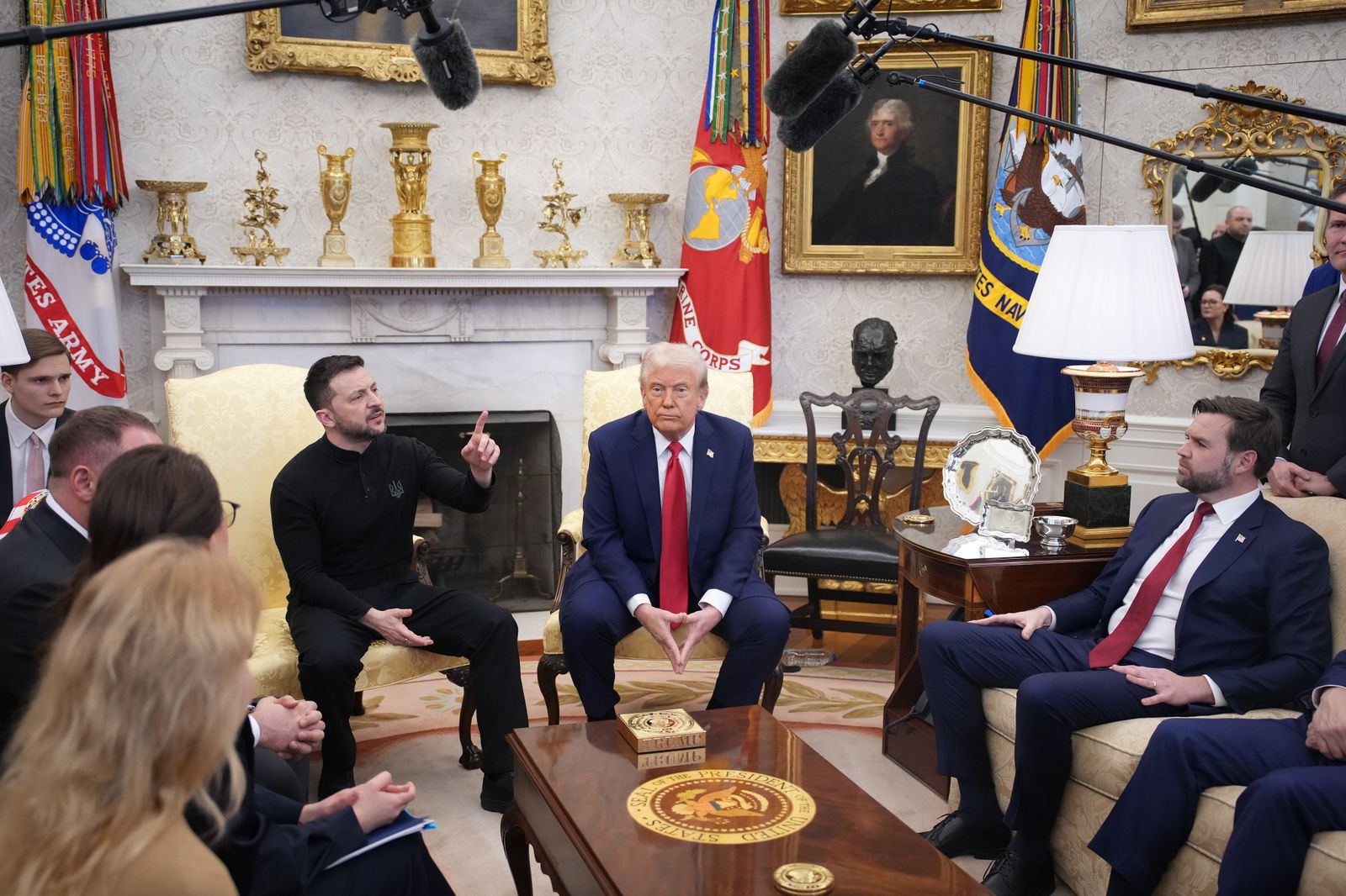 L'image peut contenir Donald Trump Peter Jefferson LAMP accessoires d'usure formelle Tie à cravate meuble adulte et personne