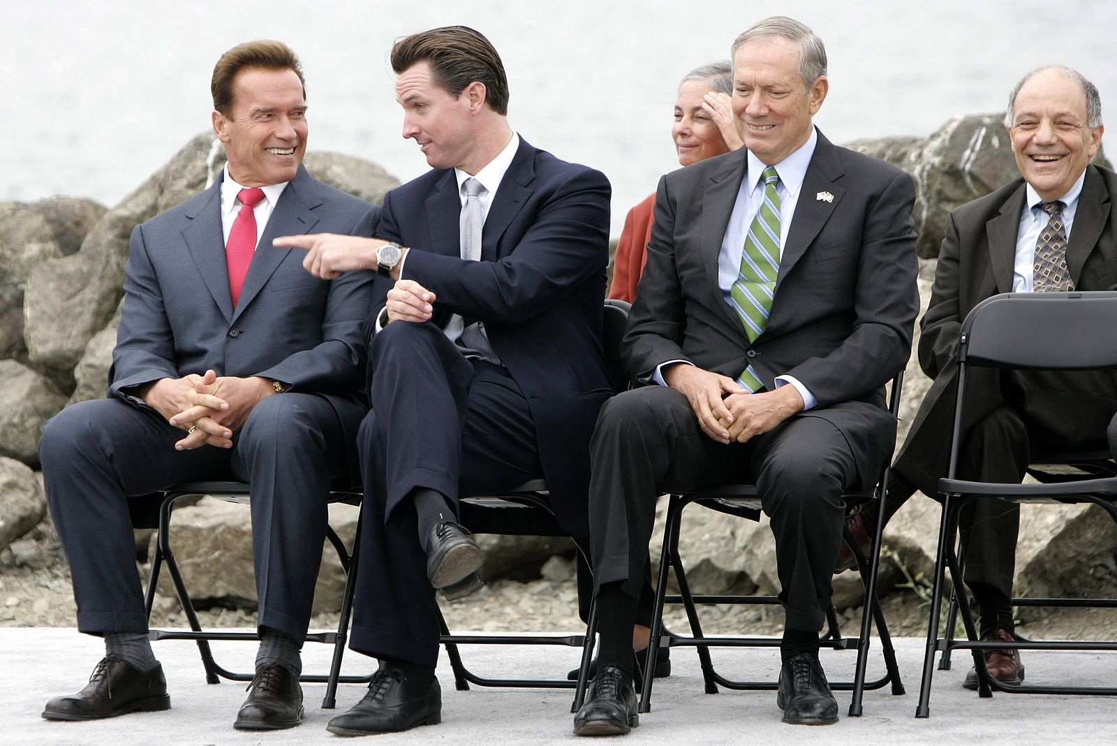 Arnold Schwarzenegger est prêt à affronter Gavin Newsom L'image peut contenir Arnold Schwarzenegger George Pataki Gavin Newsom Sandra Mihanovich Vêtements de chaussures et chaussures