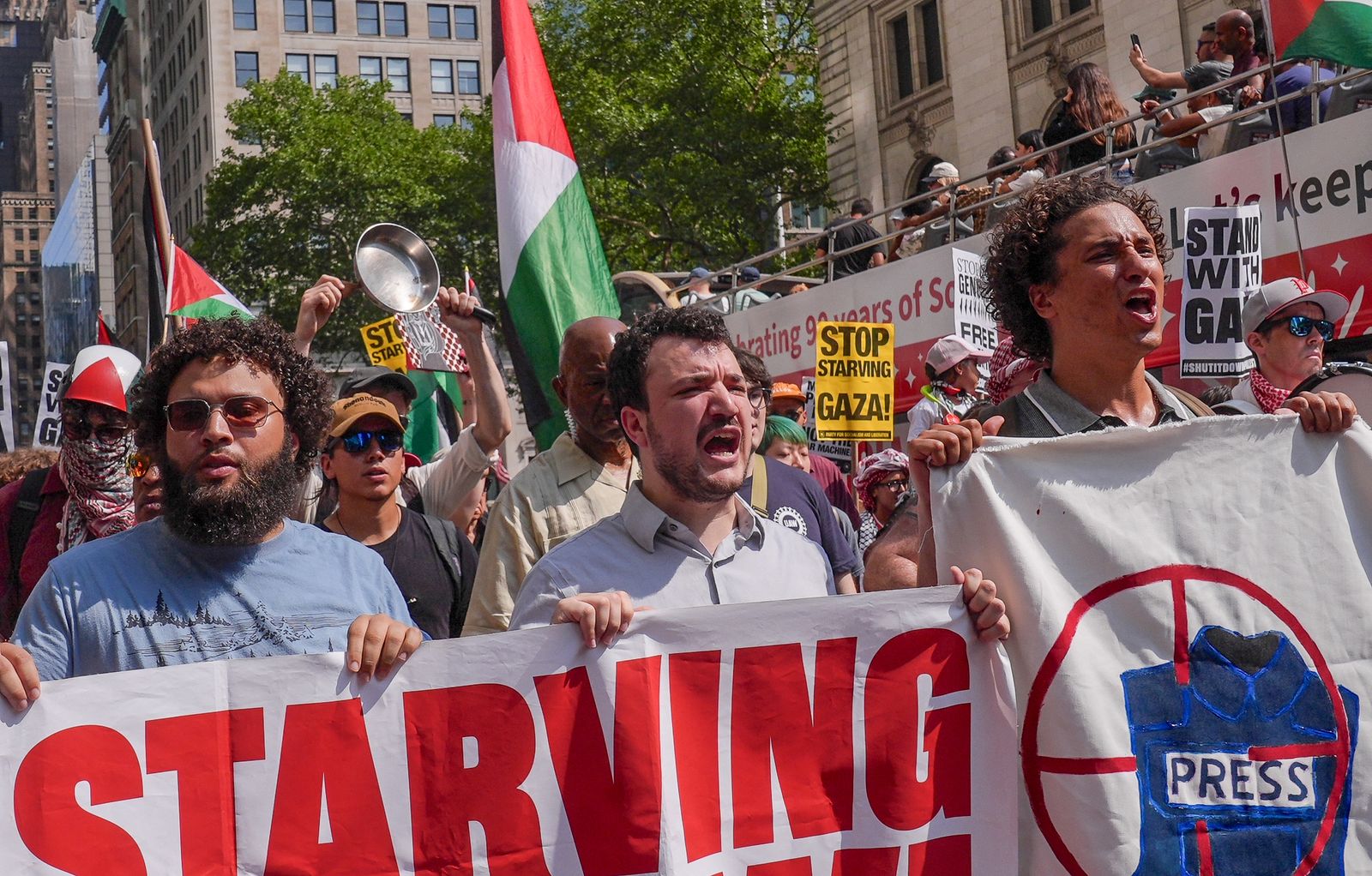 L'administrateur de Trump interrompt les visas pour les Gazes blessés après que Laura Loomer se plaint L'image peut contenir Andy Mineo Eugene Sims Mathew Hayman Yang Heeeun Tom Mandrake People Person et Accessoires