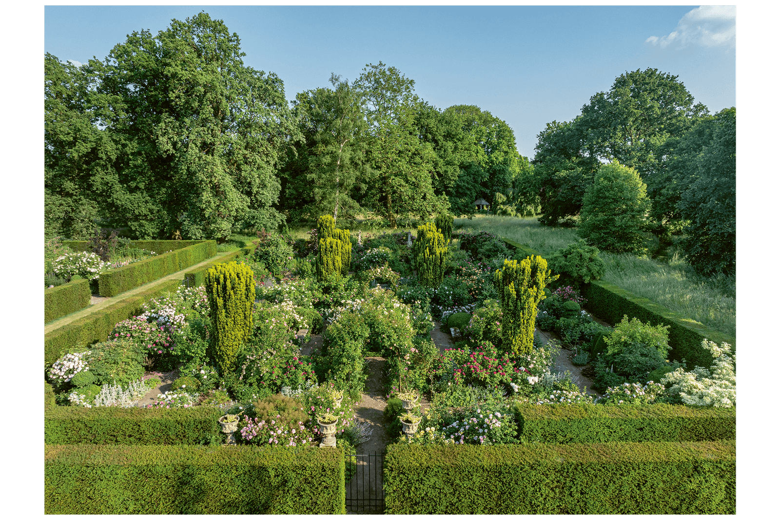 Trouvez un plaisir dans de grandes évasions, de Giotto's Padoue à Dries Van Noten's Rose Garden L'image peut contenir la clôture et la couverture de la nature du jardin à l'extérieur.