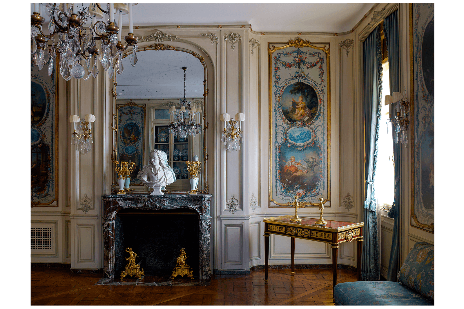 Trouvez un plaisir dans de grandes évasions, de Giotto's Padoue à Dries Van Noten's Rose Garden L'image peut contenir des meubles de construction d'architecture à l'intérieur