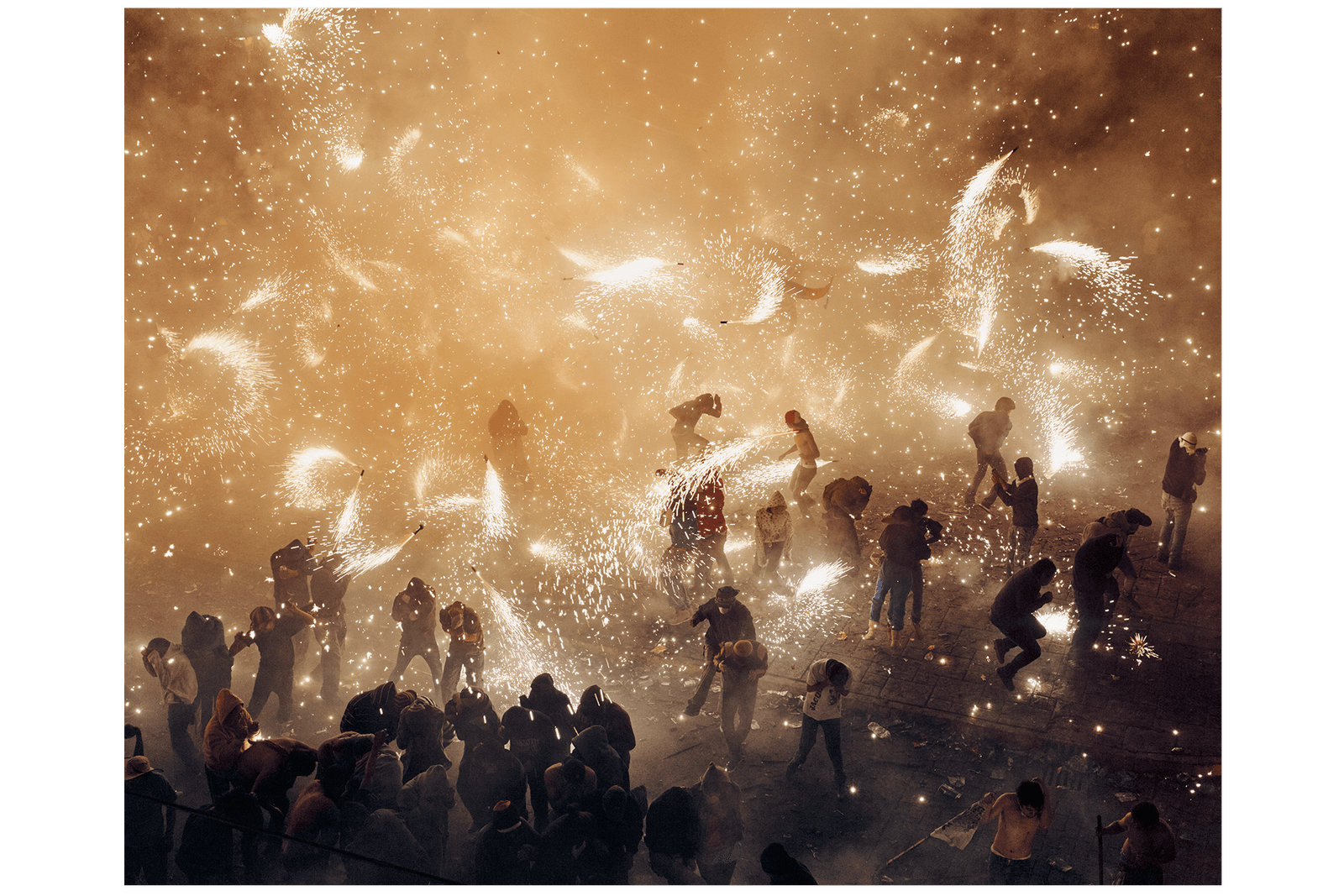 Trouvez un plaisir dans de grandes évasions, de Giotto's Padoue à Dries Van Noten's Rose Garden L'image peut contenir une personne de concert et des feux d'artifice