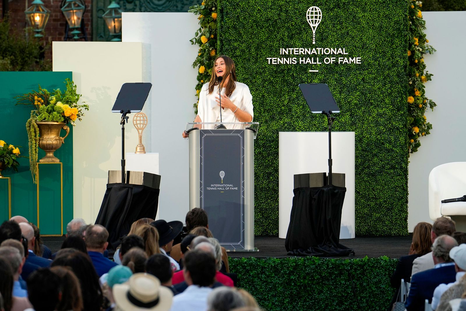 L'image peut contenir une foule Personne du public discours de vêtements de vêtements pour adultes podium accessoires et sac à main
